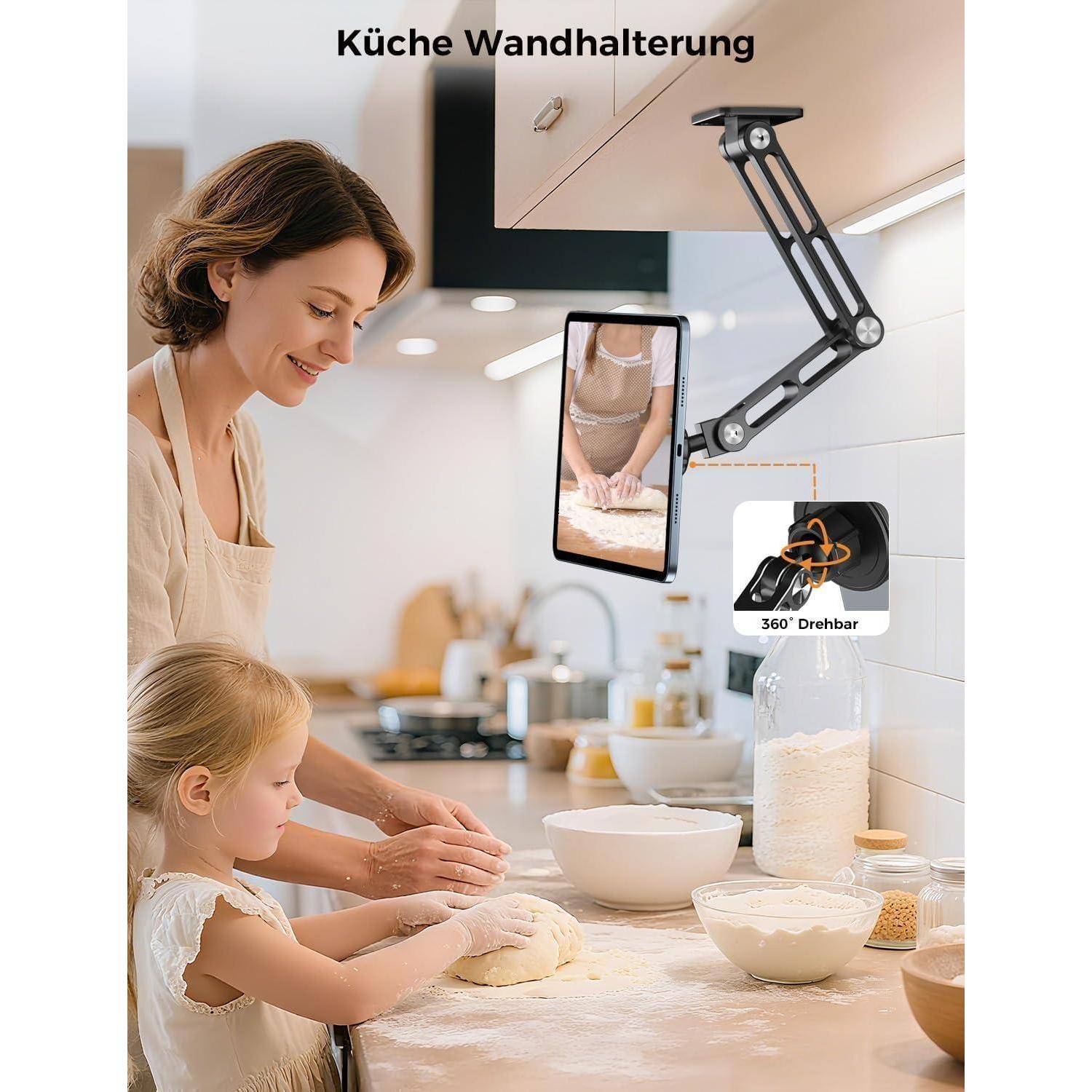 Mutter und Kind kneten Teig in einer Küche, wobei eine wandmontierte verstellbare Tablet-Halterung Hände auf einem Bildschirm zeigt und über eine 360-Grad-Drehfunktion verfügt.