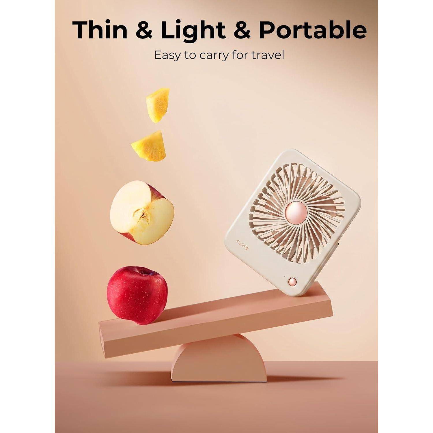 Tragbarer quadratischer Ventilator, dargestellt als dünn und leicht, balancierend mit einem Apfel und Fruchtstücken auf einer Wippe mit dem Text „Dünn & Leicht & Tragbar