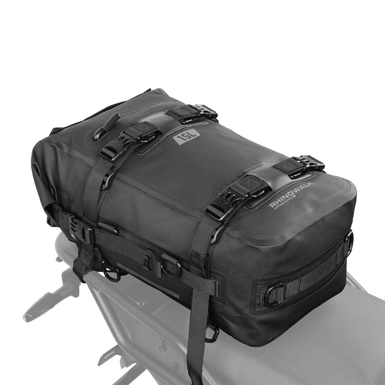 Schwarze RHINOWALK Cargo-Tasche mit mehreren Riemen und Schnallen, gezeigt als gesichert auf einem Motorradsitz.