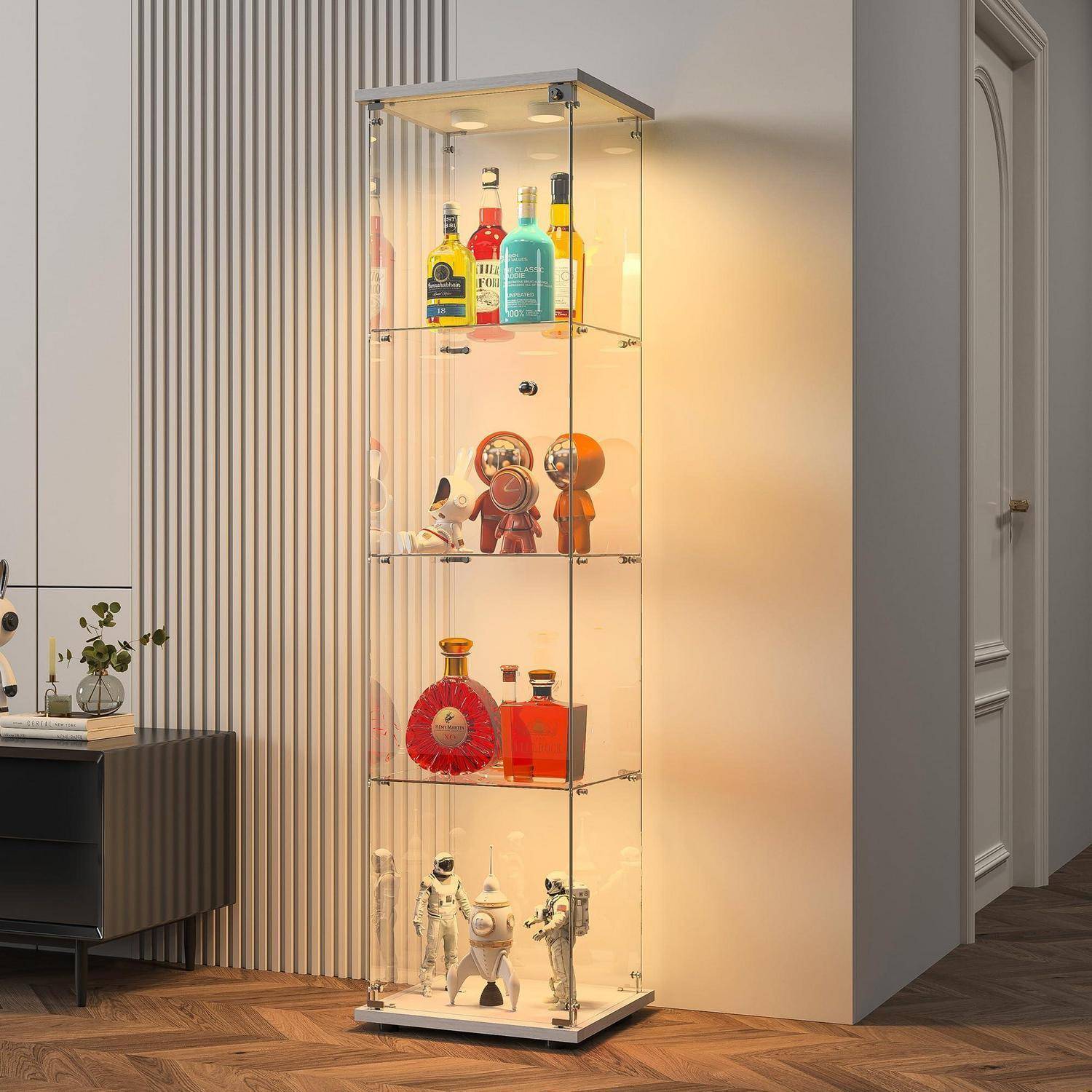 Hohes Glasvitrinenschrank mit Oberlichtbeleuchtung, das farbige Flaschen und kleine Figuren in einem modernen Raum mit Holzboden und gestreifter Wand hält.