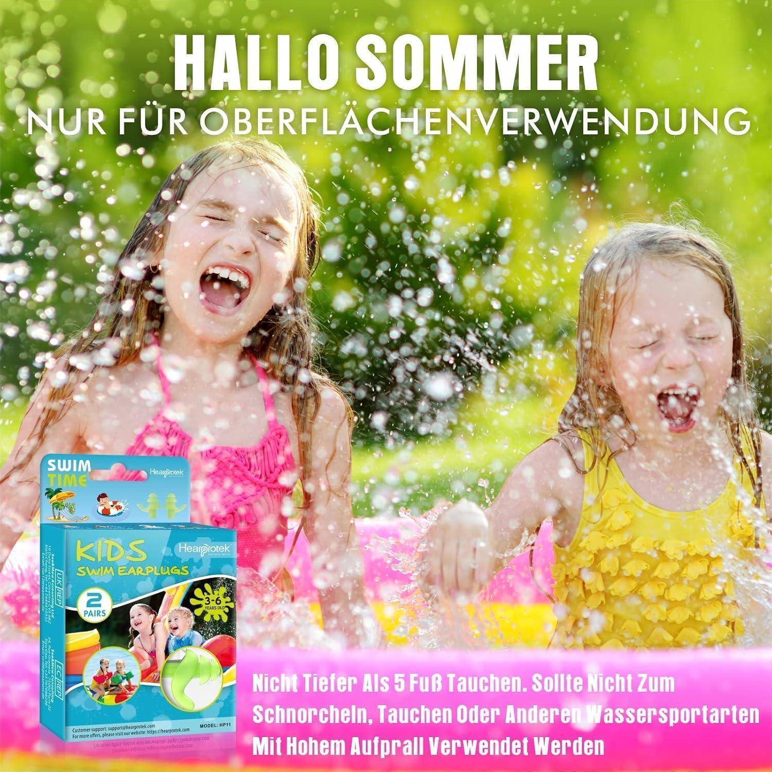 Zwei Kinder spielen in einer Wasserfontäne im Freien, mit deutschem Text zur Bewerbung von 