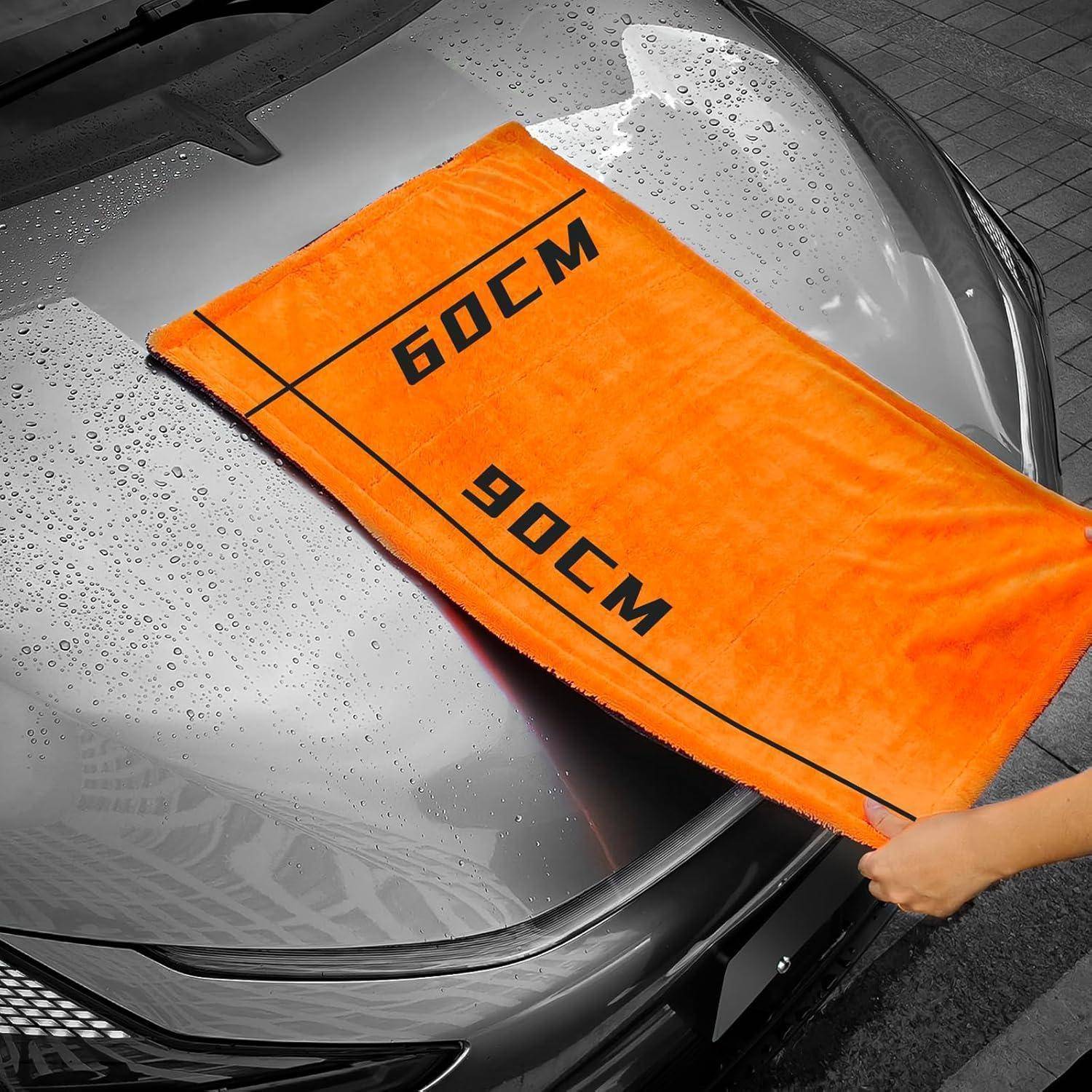 Orange-Mikrofaser-Trockentuch mit den Markierungen „60 cm" und „90 cm"" wird zum Abwischen einer nassen Motorhaube verwendet.