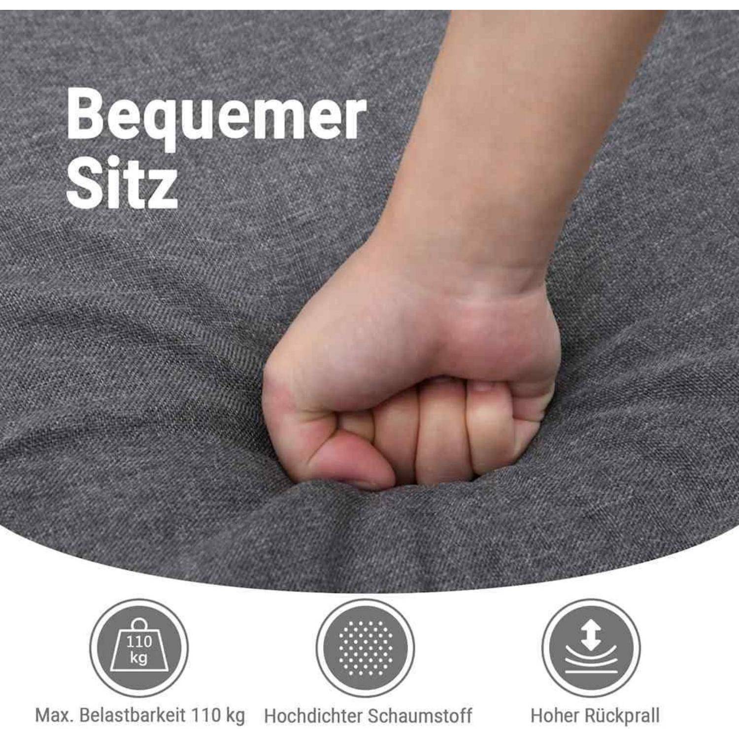 Faust drückt in graue gepolsterte Sitzkissen mit der Aufschrift „Bequemer Sitz