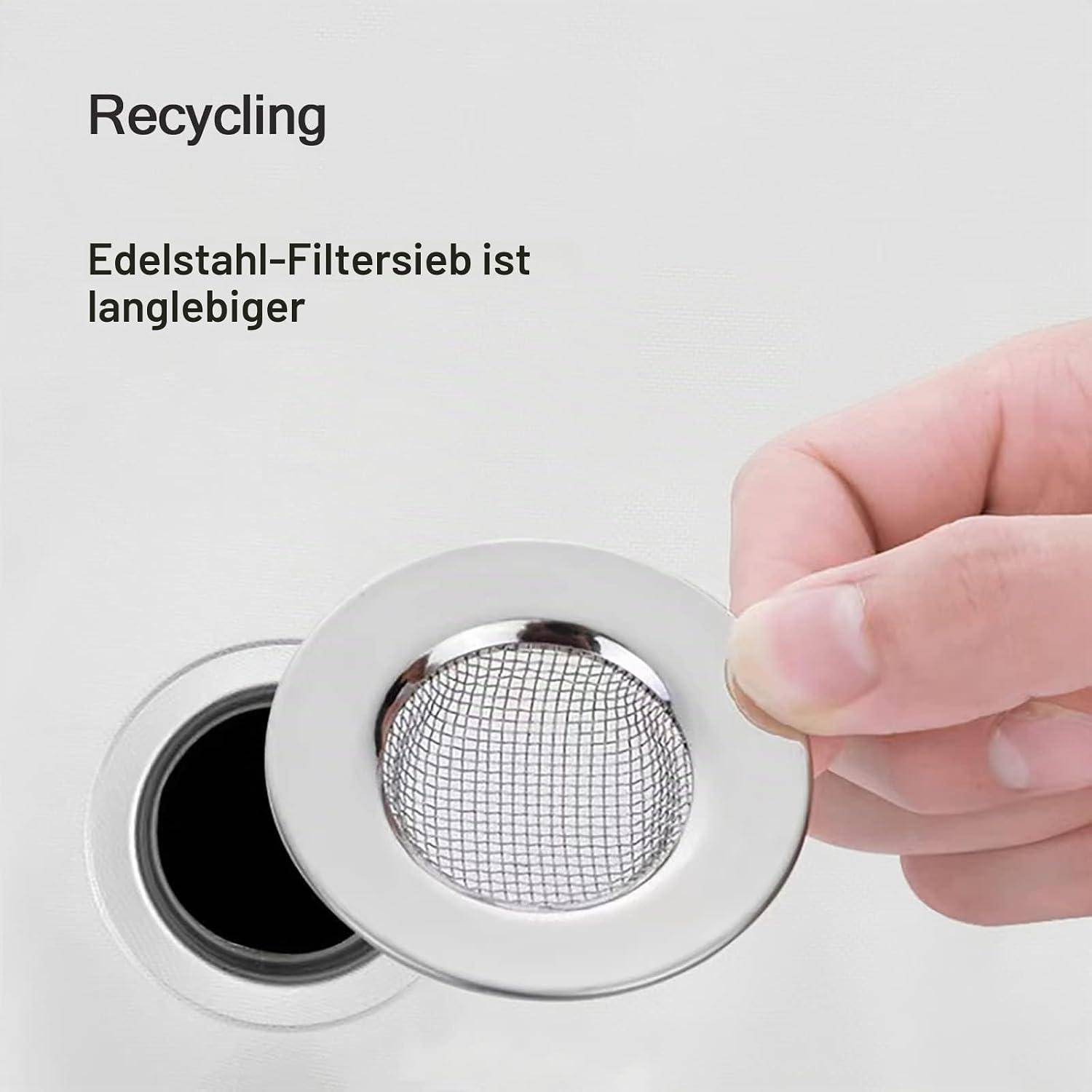 Eine Hand hält ein Metallsieb für den Spülbeckenabfluss über einem Abfluss; der Text lautet „Recycling