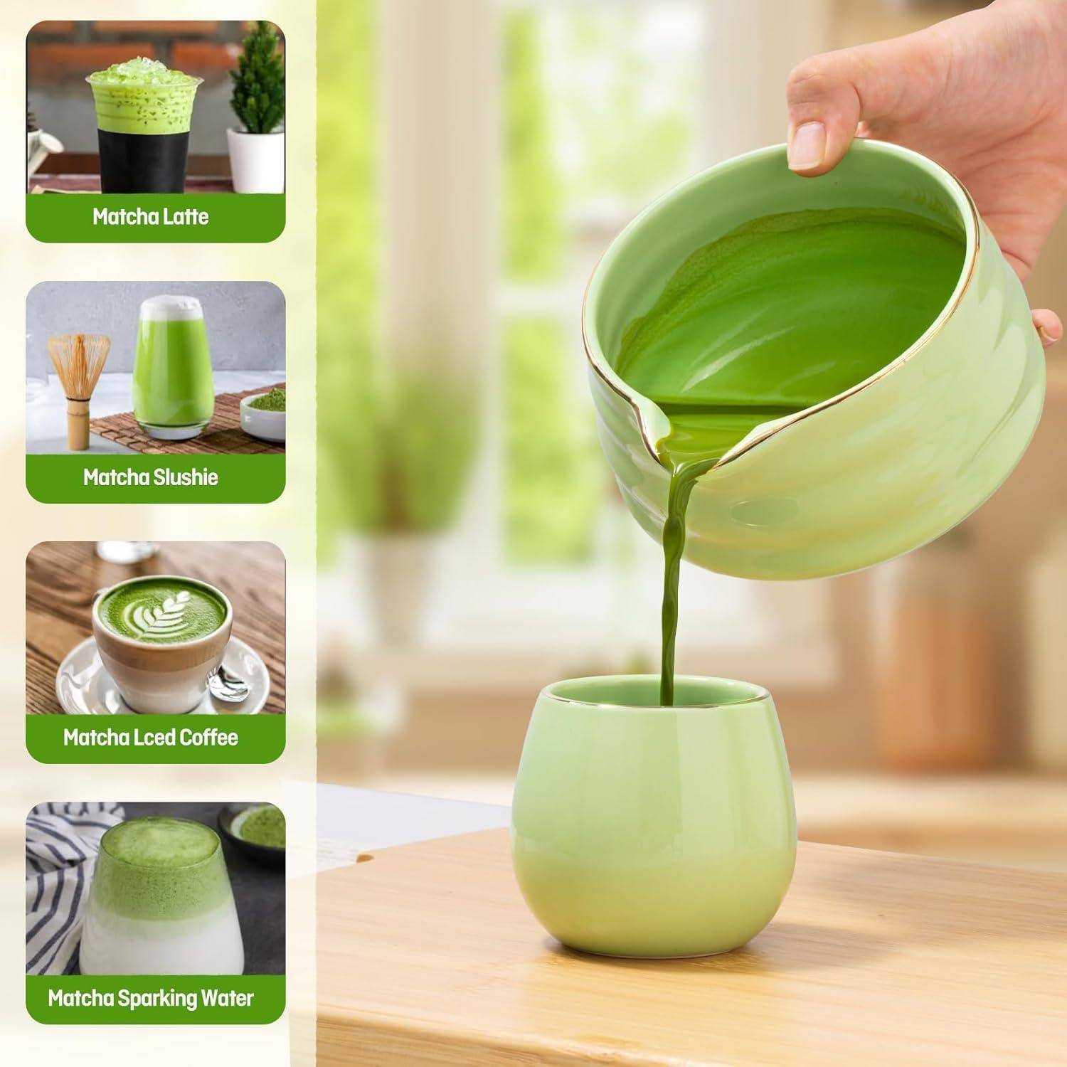 Eine Hand gießt grünen Matcha-Tee aus einer Schale in eine Tasse, mit Seitenbeispielen, die mit „Matcha Latte