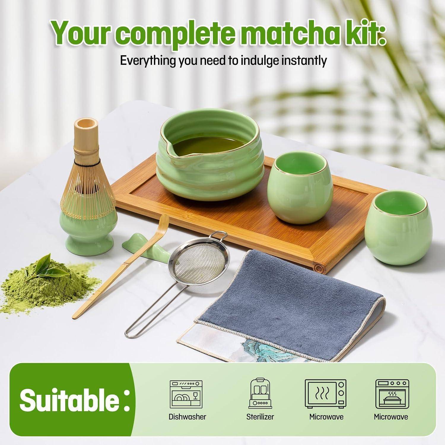Matcha-Set-Produktanzeige mit Schale, Besen, Tassen, Tablett, Löffel, Sieb, Pulver und Tuch; Text sagt „Dein komplettes Matcha-Set