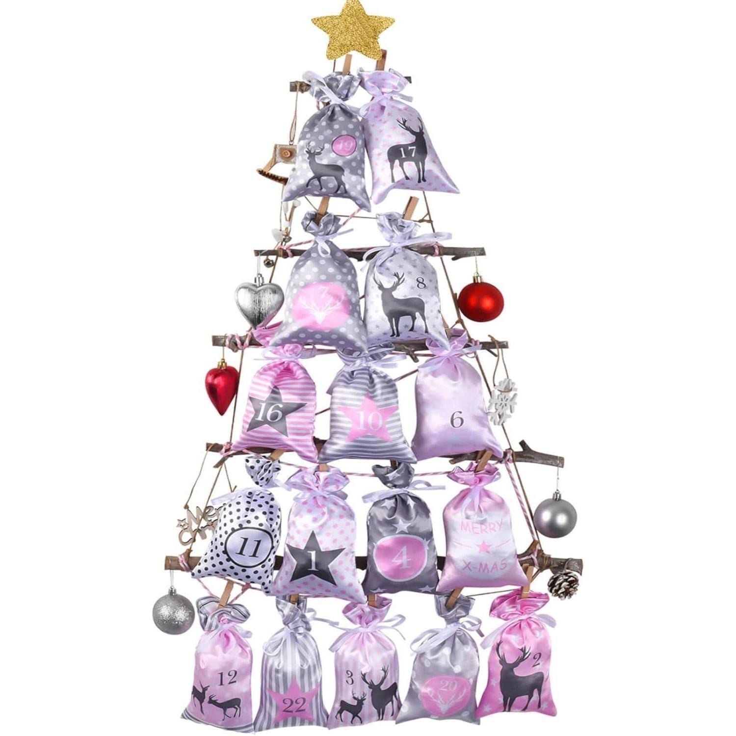 Weihnachtsbaumform aus nummerierten Geschenktüten und Weihnachtskugeln, gekrönt mit einem goldenen Stern, ähnlich einem Adventskalender.