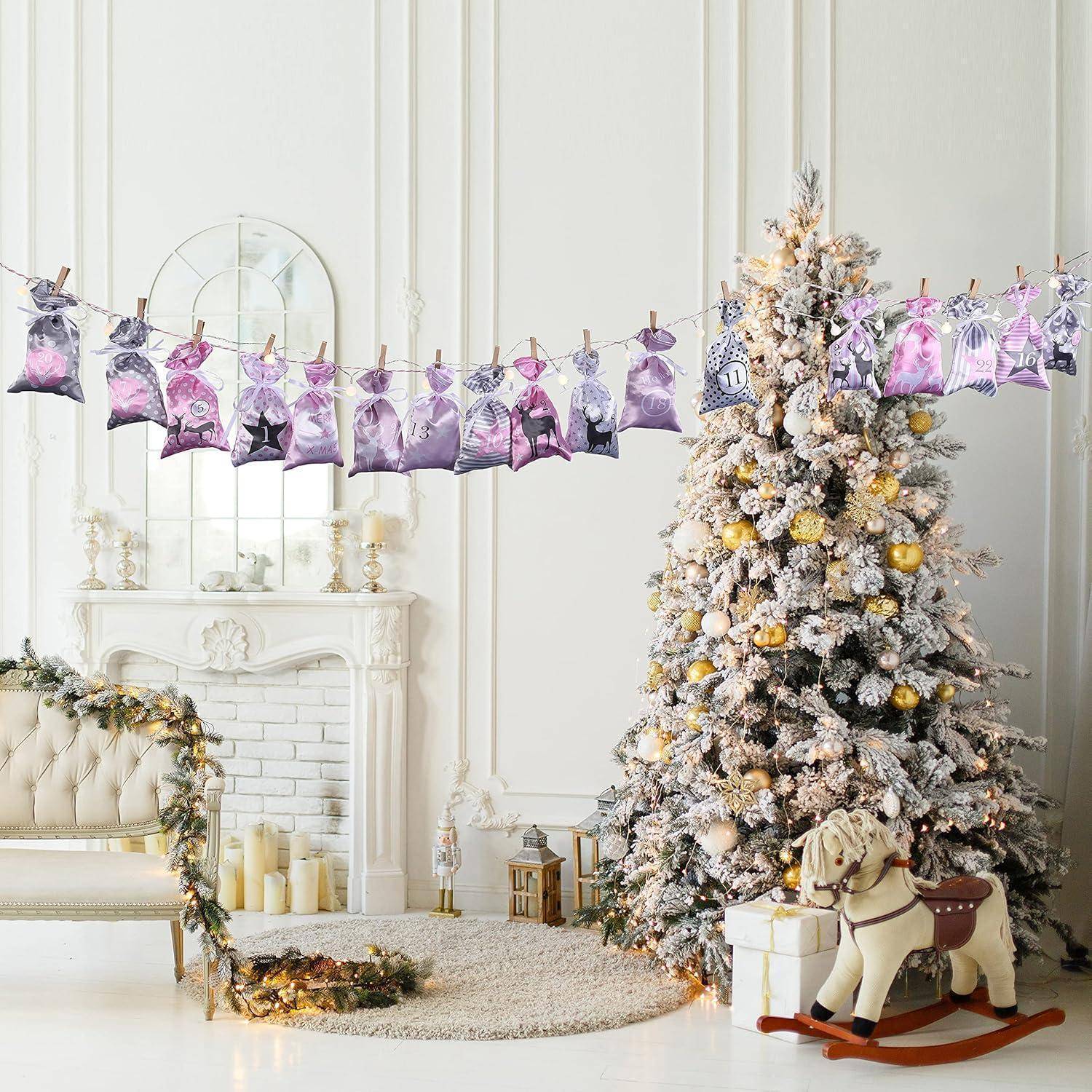 Geschmückter Weihnachtsbaum mit Geschenken und Schaukelpferd in einem weißen Raum, mit einer lila Adventsgirlande, die im Hintergrund aufgehängt ist.