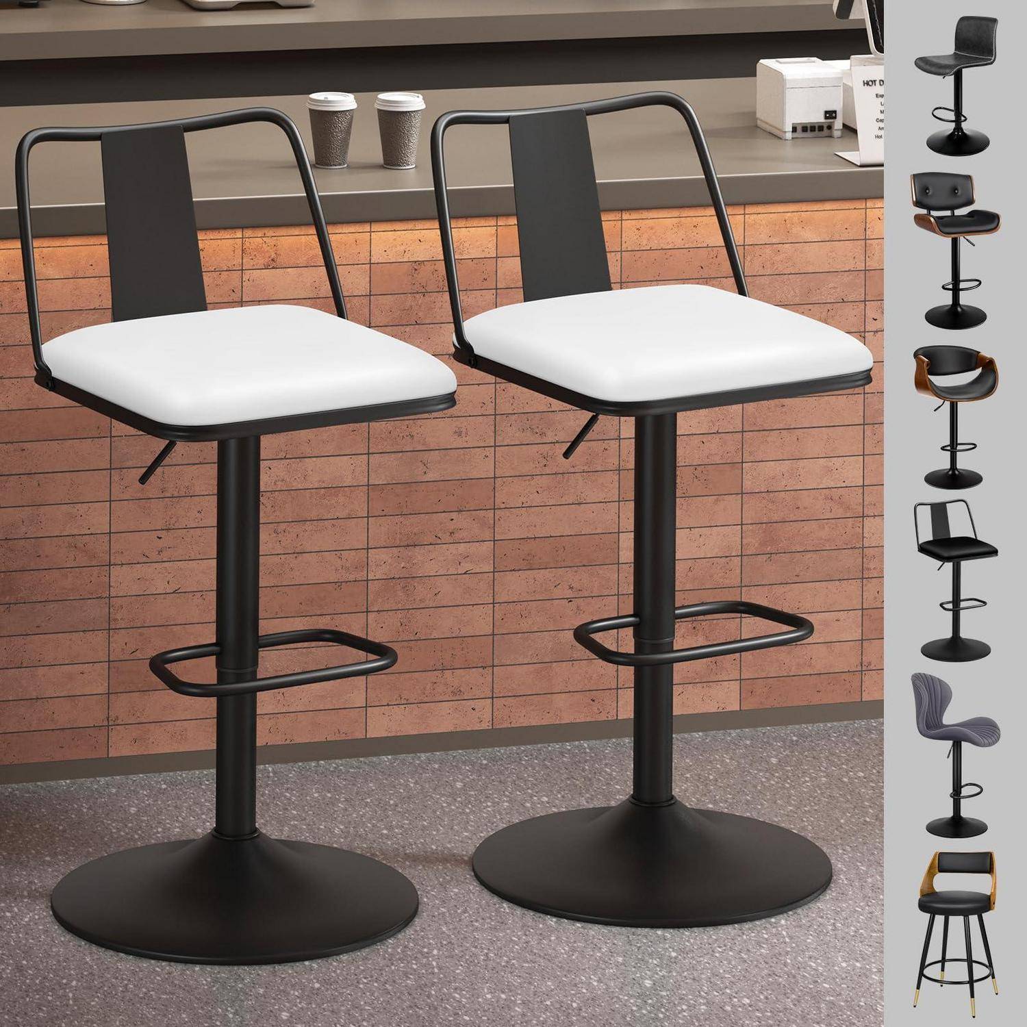 Zwei moderne verstellbare Barhocker mit schwarzen Metallgestellen und weißen gepolsterten Sitzen in einem Showroom, mit einer vertikalen Reihe kleinerer Miniaturen im Hocker-Stil auf der rechten Seite.