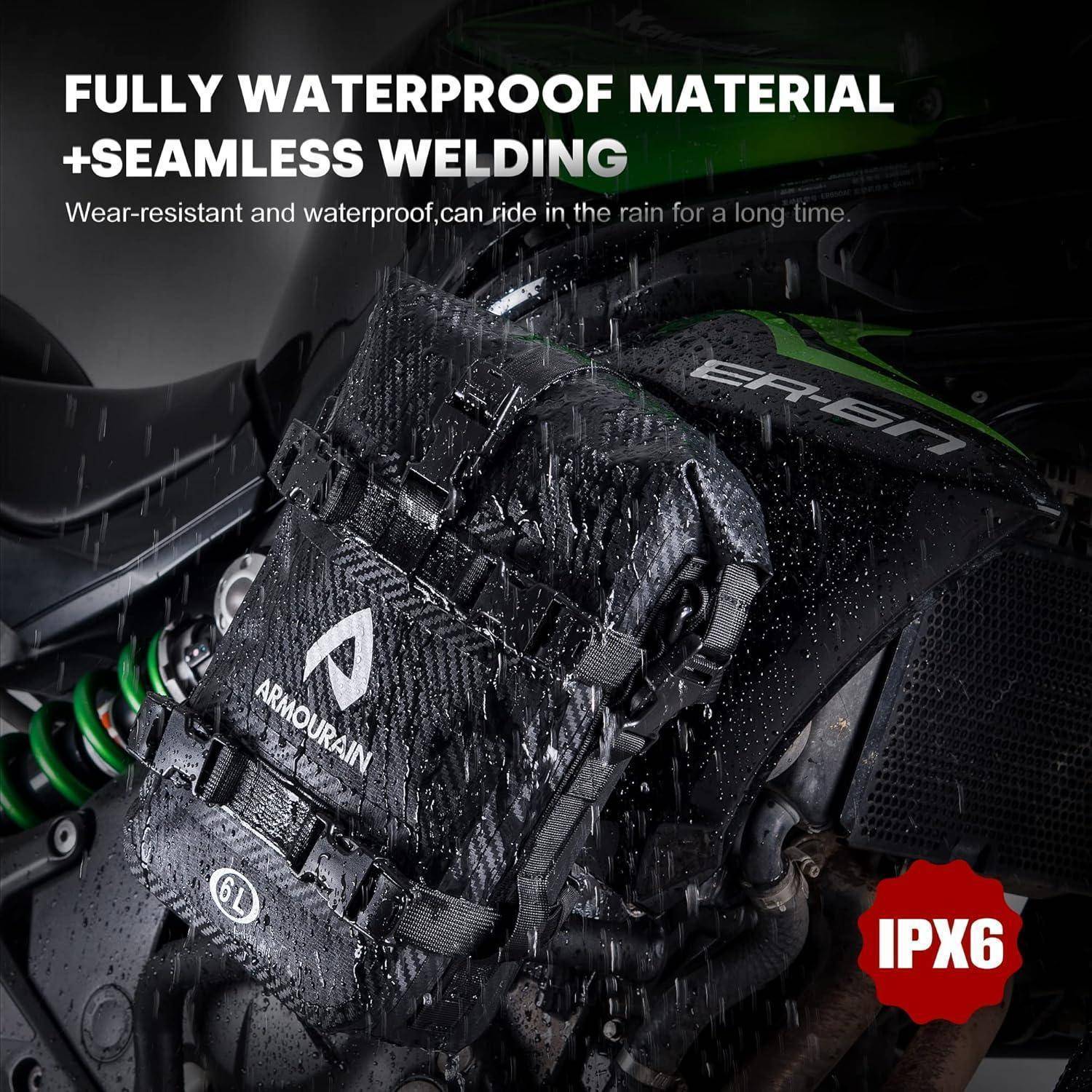Wasserdichte schwarze Motorradtasche, an einem Motorrad bei starkem Regen befestigt, mit der Aufschrift „IPX6" und „Vollständig wasserdichtes Material + nahtlose Verschweißung."