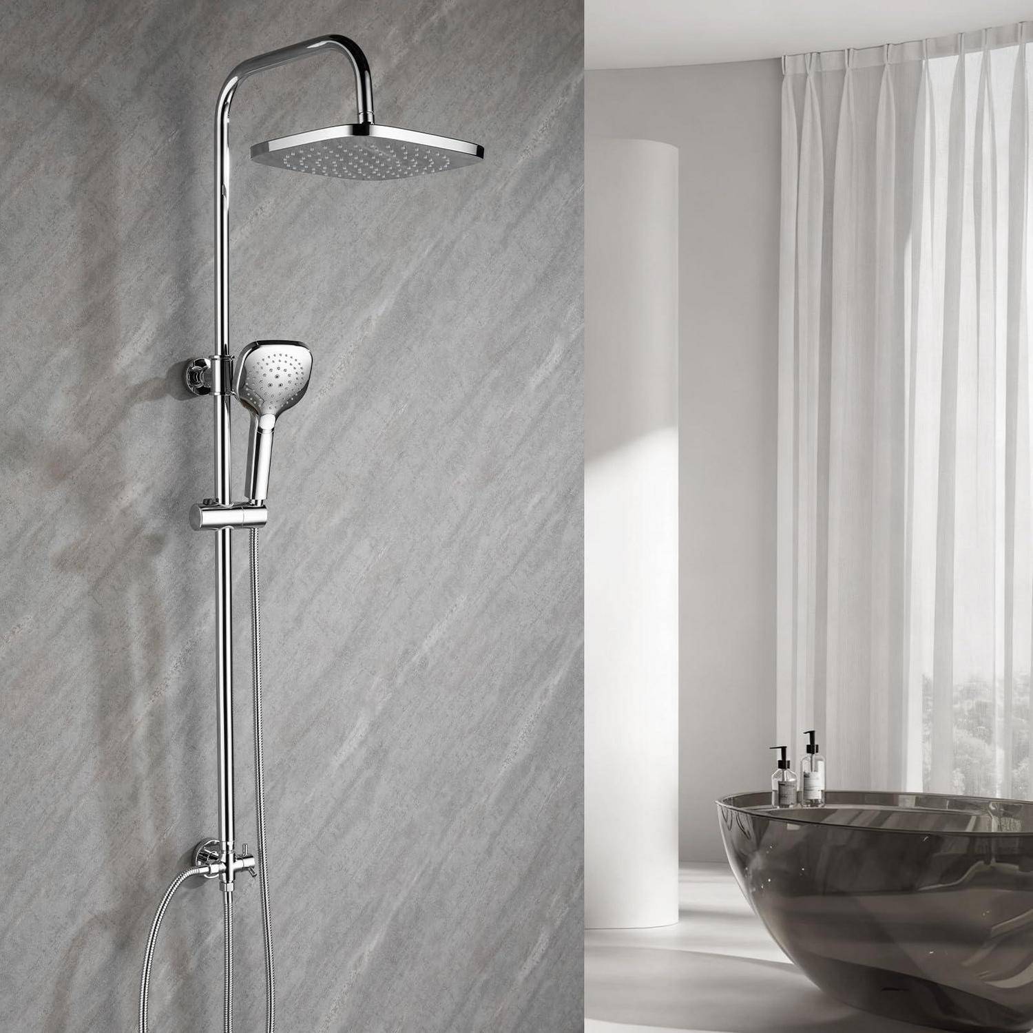 Modernes Badezimmer mit einer verchromten Regendusche und tragbarer Sprühdüse neben einer eleganten dunklen freistehenden Badewanne und durchsichtigen Vorhängen.