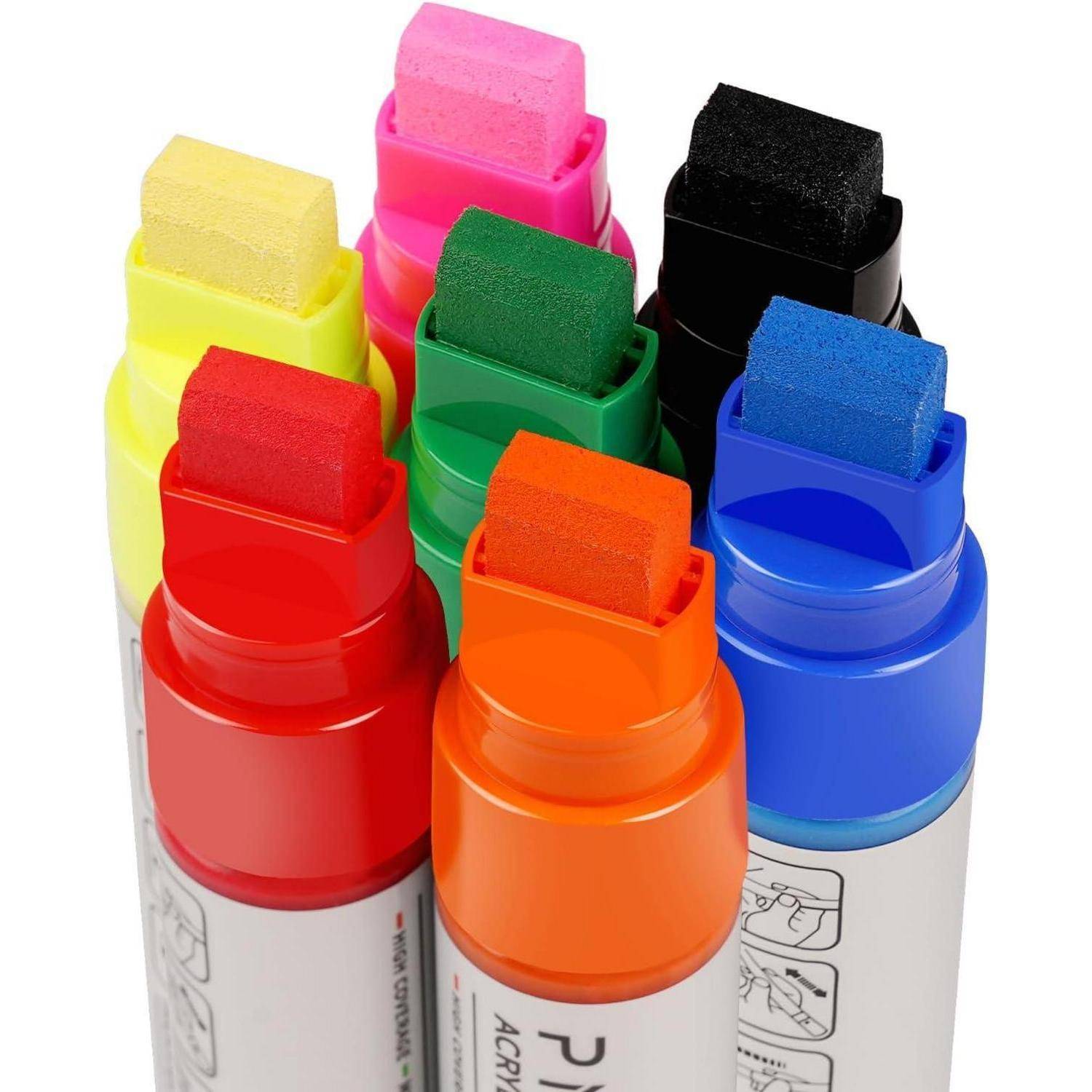 Acht bunte Whiteboard-Marker mit Schrägspitzen, die aufrecht auf weißem Hintergrund stehen.