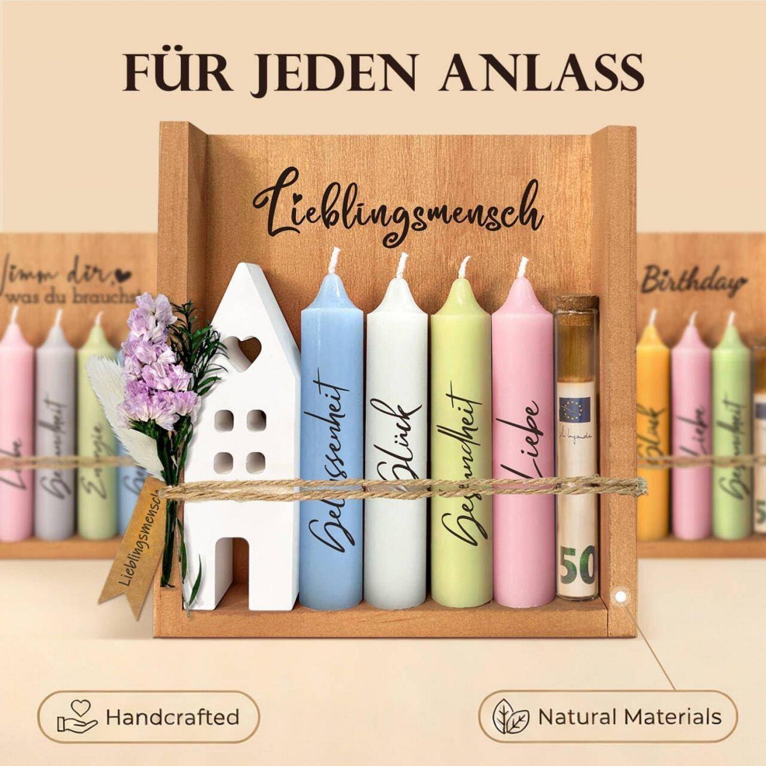 Dekorative handwerklich gefertigte Holzgeschenkbox mit personalisierten Kerzen und hausförmigem Ornament, beschriftet mit „Für jeden Anlass