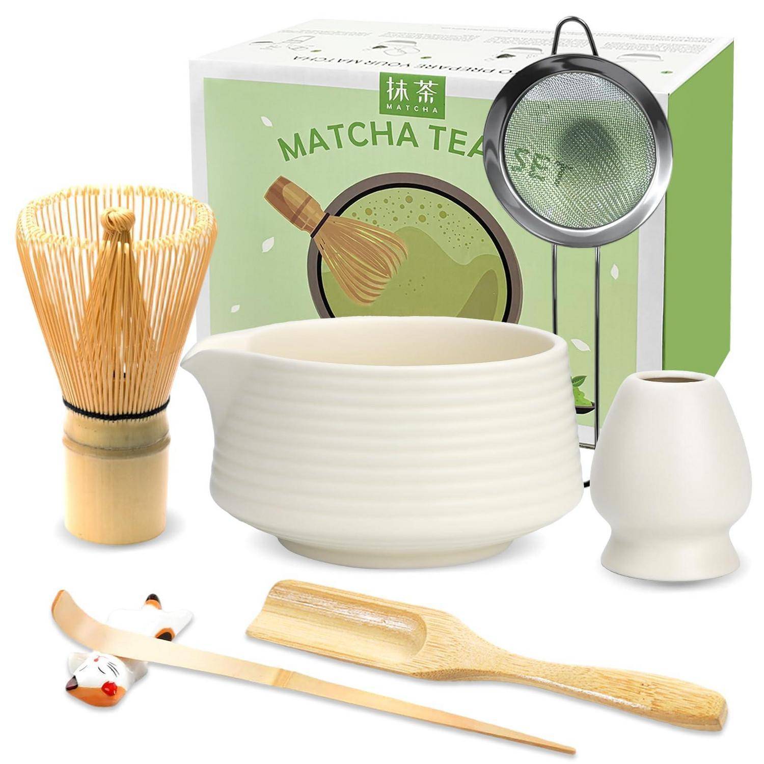 Matcha-Tee-Set mit Schale, Bambusbesen, Sieb, Löffel und Bambushalter, zusammen mit der Produktbox präsentiert.