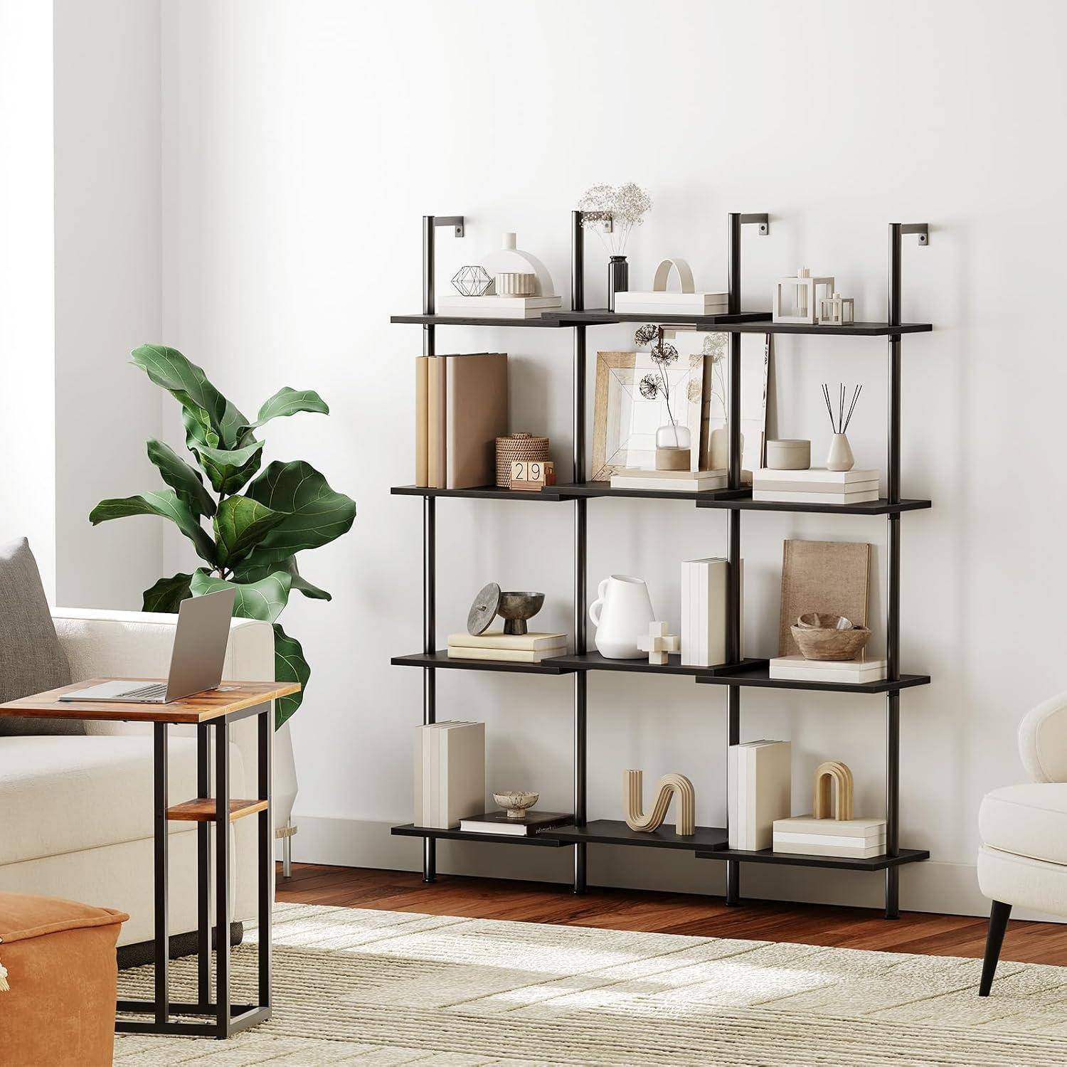 Modernes Wohnzimmer mit schwarzen Regalen, die Bücher und Dekorationen neben einer Topfpflanze ausstellen, Laptoptisch, Sofa und Sessel auf einem hellen Teppich.