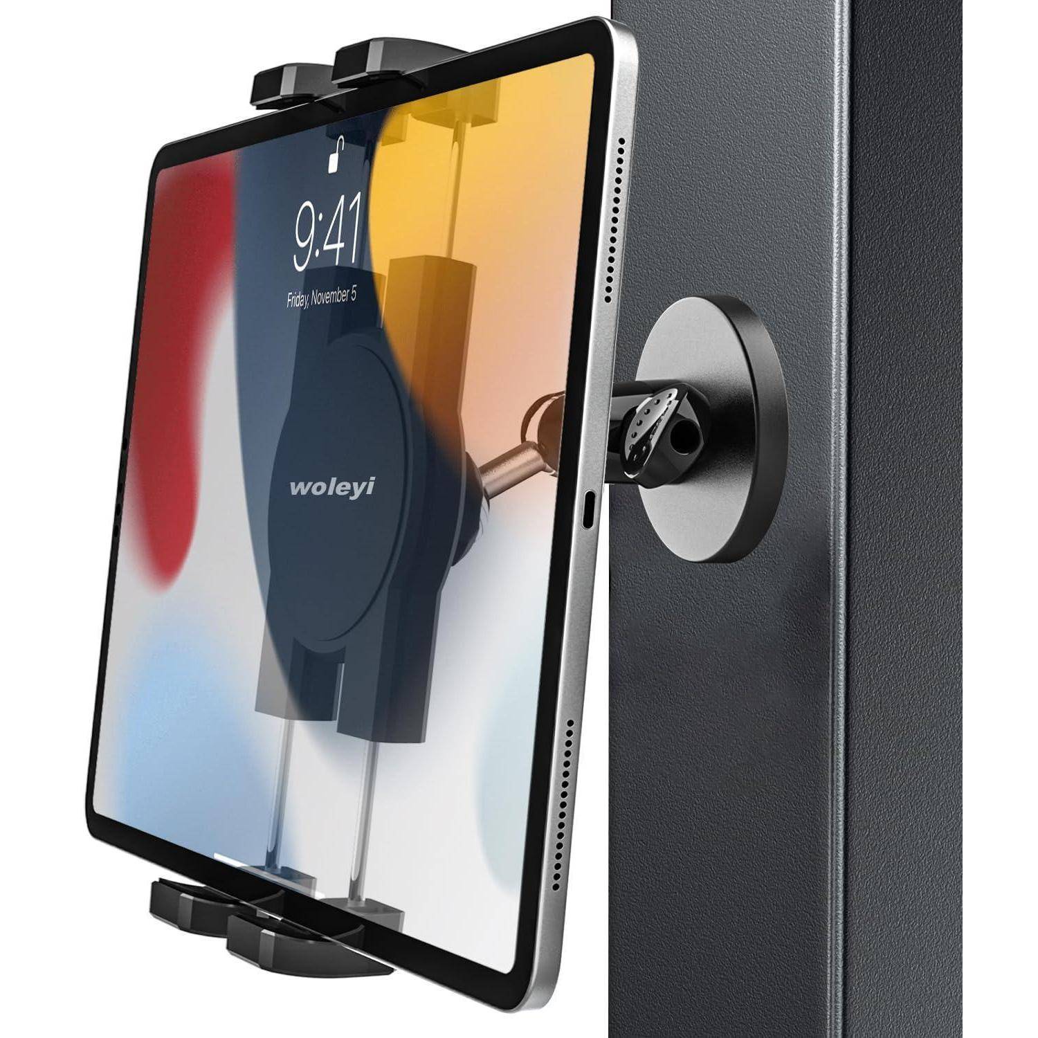 Tablet in eine Wandladedock montiert, zeigt ein Gerät, das in einem Winkel gehalten wird, wobei der Bildschirm eingeschaltet ist und die Zeit 9:41 anzeigt.