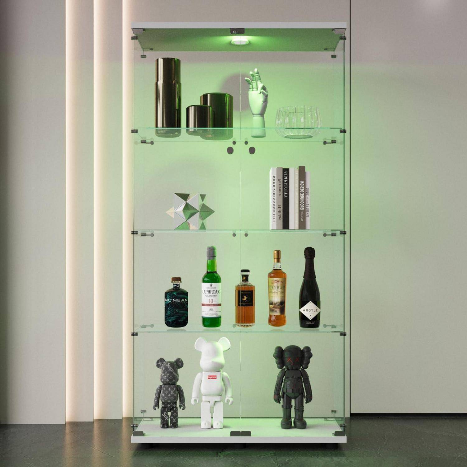 Glasvitrine mit grüner Beleuchtung, die Flaschen, Bücher, geometrische Dekorationselemente und drei Spielfiguren auf dem unteren Regal enthält.