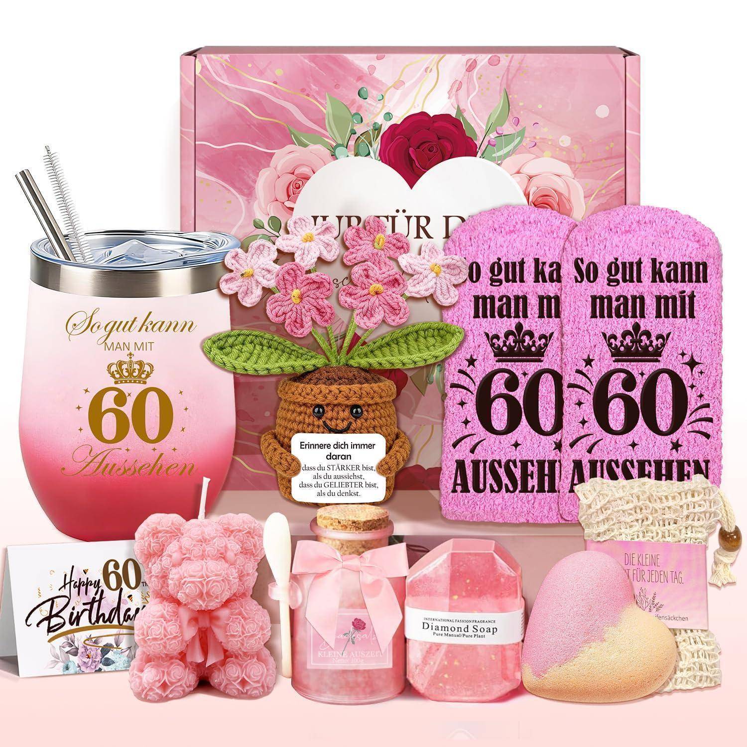 Rosafarbenes 60er-Geburtstaggeschenkset mit Tasse, Blumenarrangement, Karten, Kerze, Seife, Badeartikel und deutschem Text zum Feiern von '60' und Geburtstagswünschen.