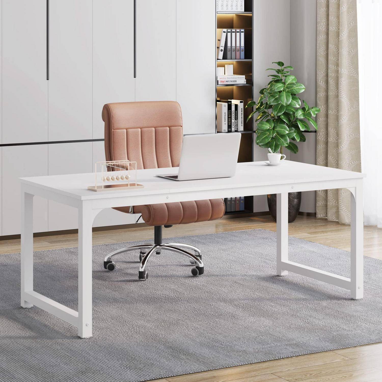 Modernes Homeoffice mit weißem Schreibtisch, Laptop, beigem Drehstuhl, Bücherregal, Topfpflanze und Teppich in einem hellen Raum.