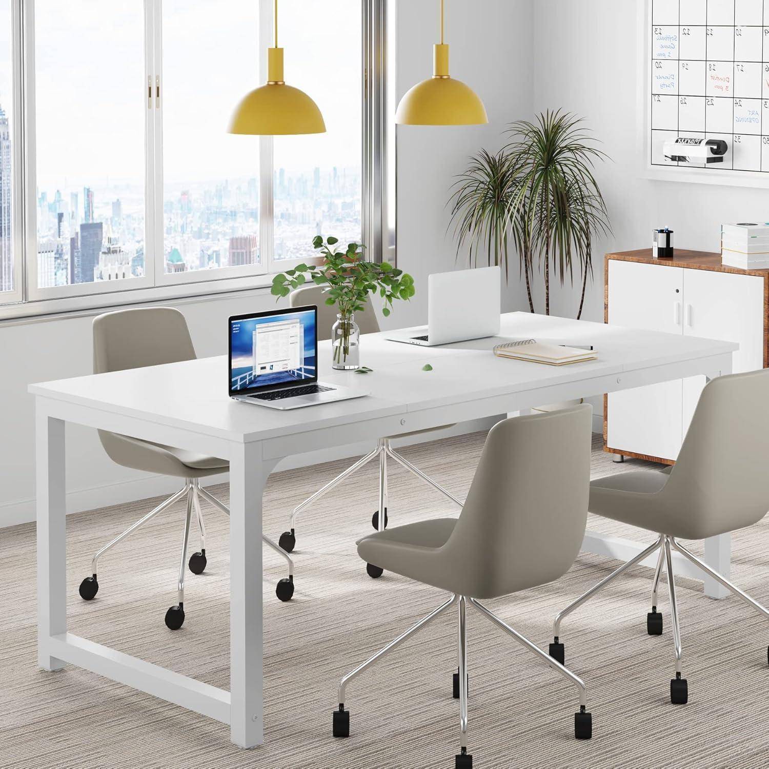 Moderner Konferenzraum mit weißem Tisch, vier grauen Stühlen, Laptops, gelben Pendelleuchten, Pflanzen und großen Fenstern mit Blick auf die Skyline der Stadt.