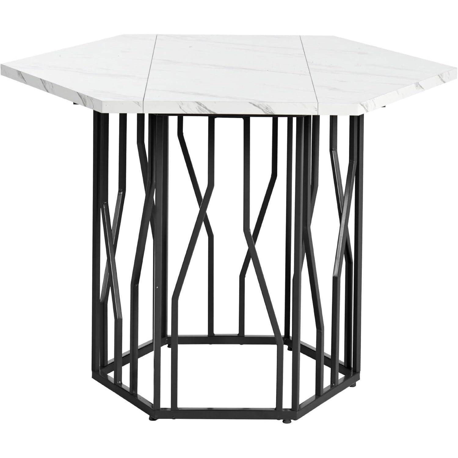 Weißer sechseckiger Tabletop mit Marmor-Optik und schwarzer geometrischer Metallbasis auf weißem Hintergrund.