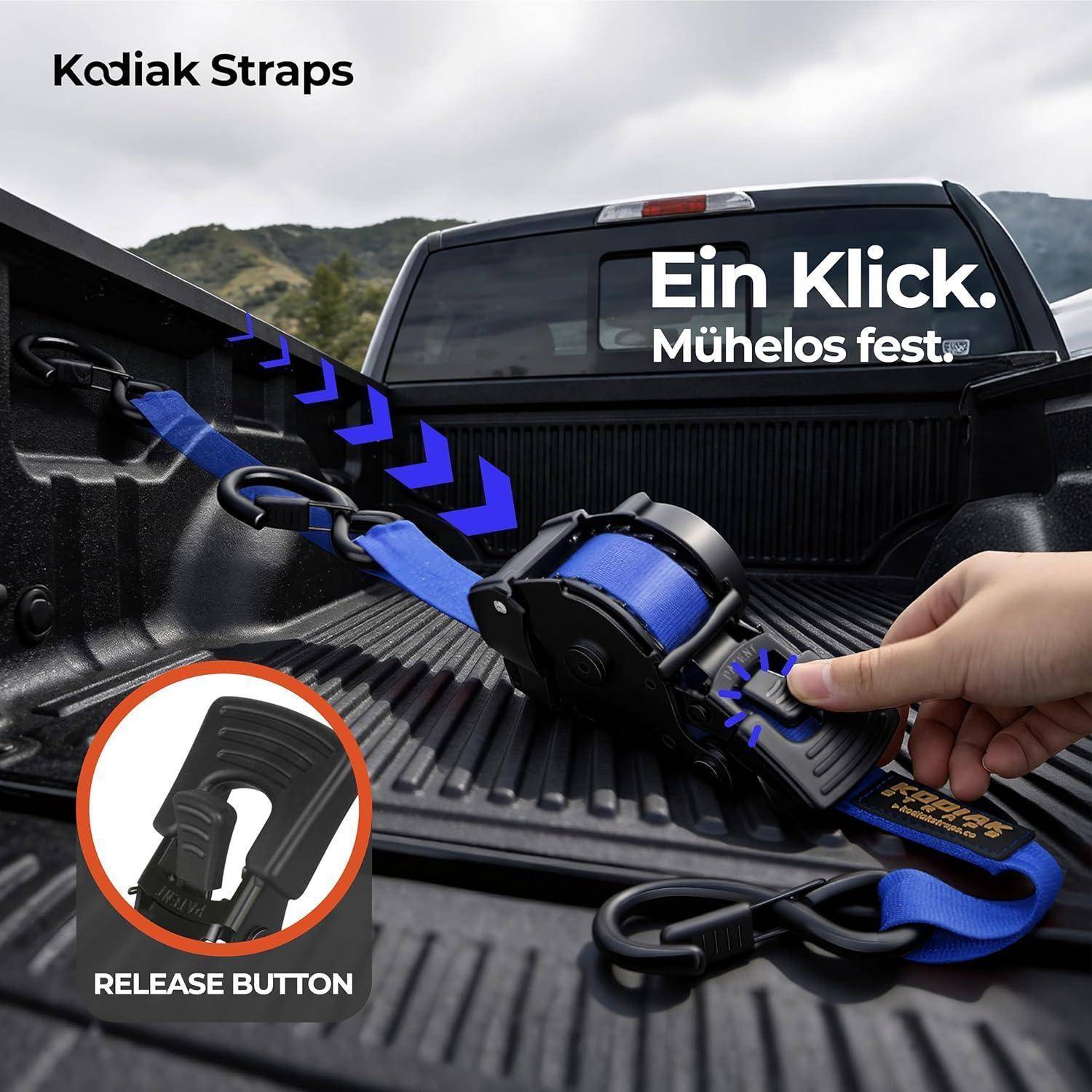 Eine Hand betätigt eine blaue Kodiac Straps Spannratsche in einem Pickup-Truck-Bett; eine Einblendung hebt die Freigabetaste hervor, mit dem Text „Ein Klick. Mühelos fest.