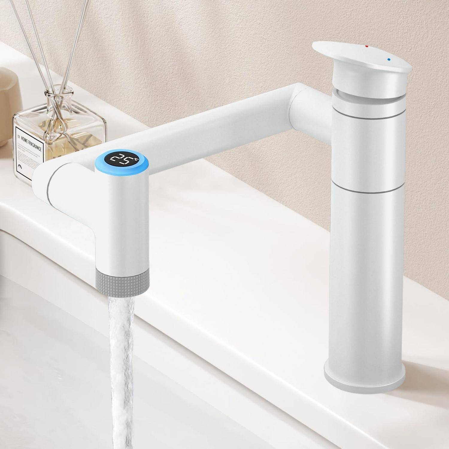 Weißer Küchenarmatur mit digitaler Temperaturanzeige gießt Wasser in ein Spülbecken, mit einem Seifenspender im Hintergrund.