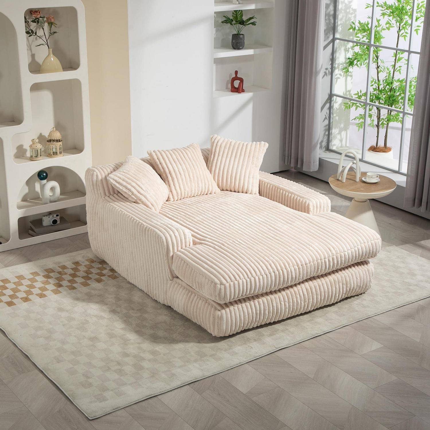 Creme gestreifte Chaiselongue mit passenden Kissen in einem hellen modernen Wohnzimmer neben eingebauten Regalen und einem Fenster