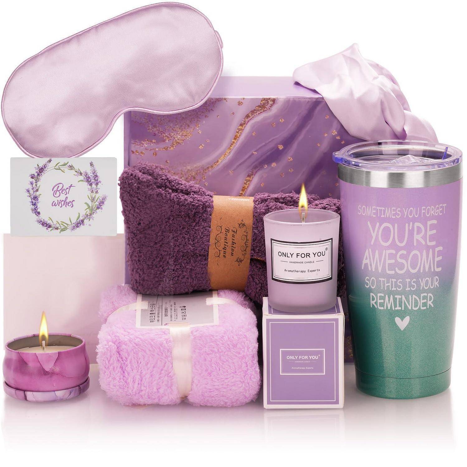 Lila Selbstpflege-Geschenkset mit Schlafmaske, Kerzen, Handtuch, Badezusätzen und einem Becher mit der Aufschrift „DU BIST FANTASTISCH