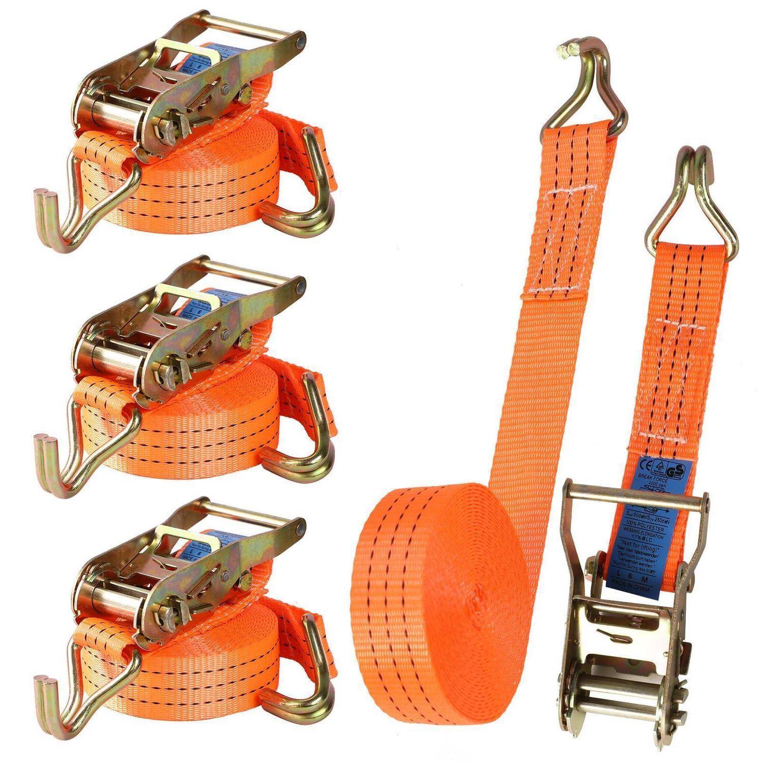Orange Spannriemen mit Ratschenmechanismus und Metallhaken, gezeigt in aufgerollter und ausgestreckter Form auf weißem Hintergrund.