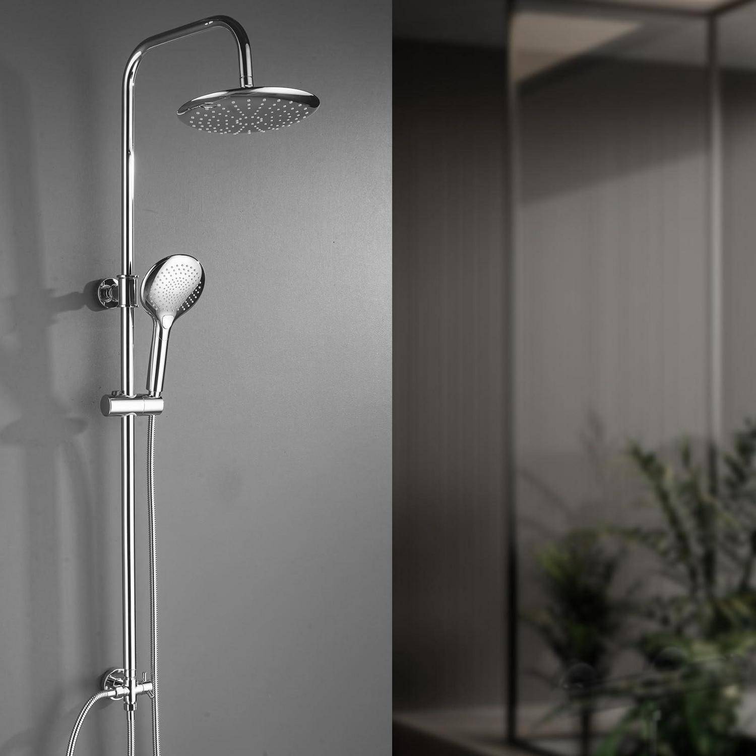 Chromdusch-System mit rundem Regenduschkopf und tragbarem Handbrausekopf, montiert an einer grauen Badezimmerwand
