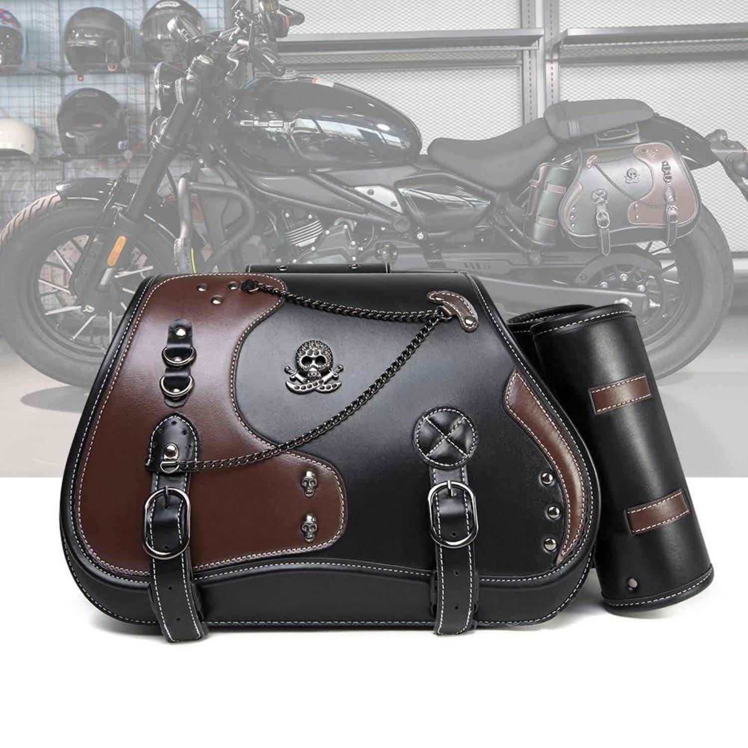Schwarze und braune Leder-Motorrad-Satteltaschen mit Schädelemblem und aufgerollter Werkzeugtasche, gezeigt vor einem Motorrad.