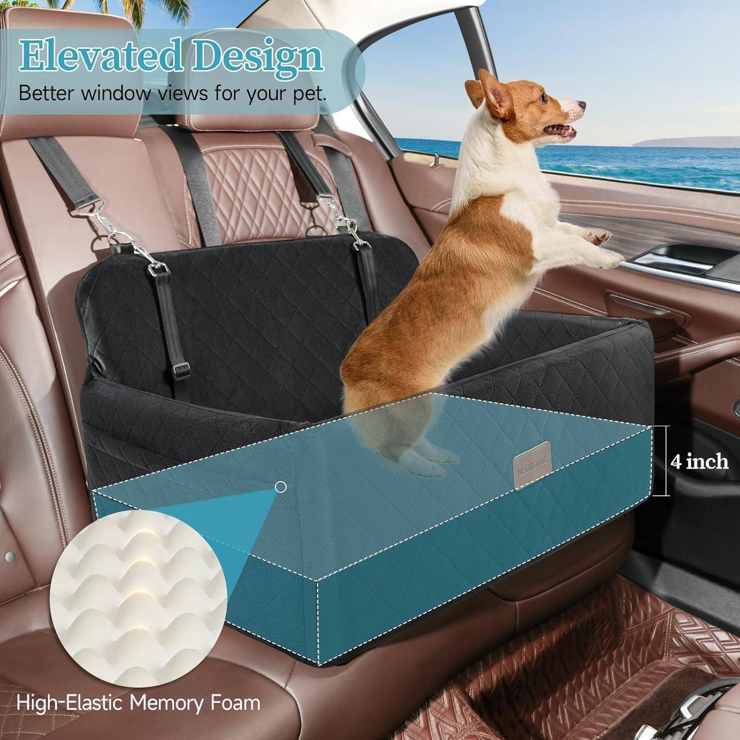 Hund, der in einem Auto-Sitzerhöher steht und aus dem Fenster schaut; der Anzeigentext sagt „Elevated Design