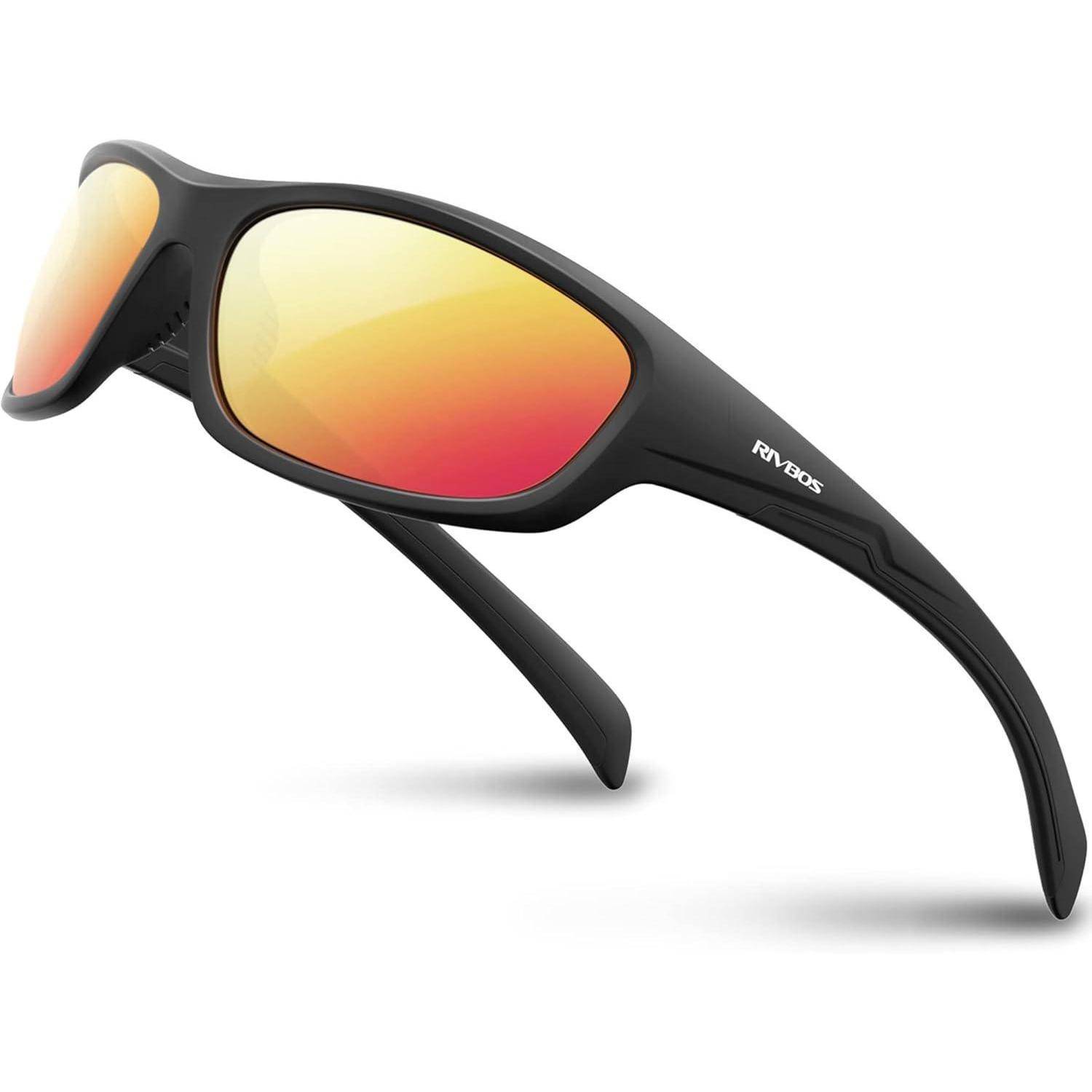 Schwarze, umwickelnde Sportsonnenbrille mit orange-roten verspiegelten Gläsern auf weißem Hintergrund, in Schrägansicht dargestellt.