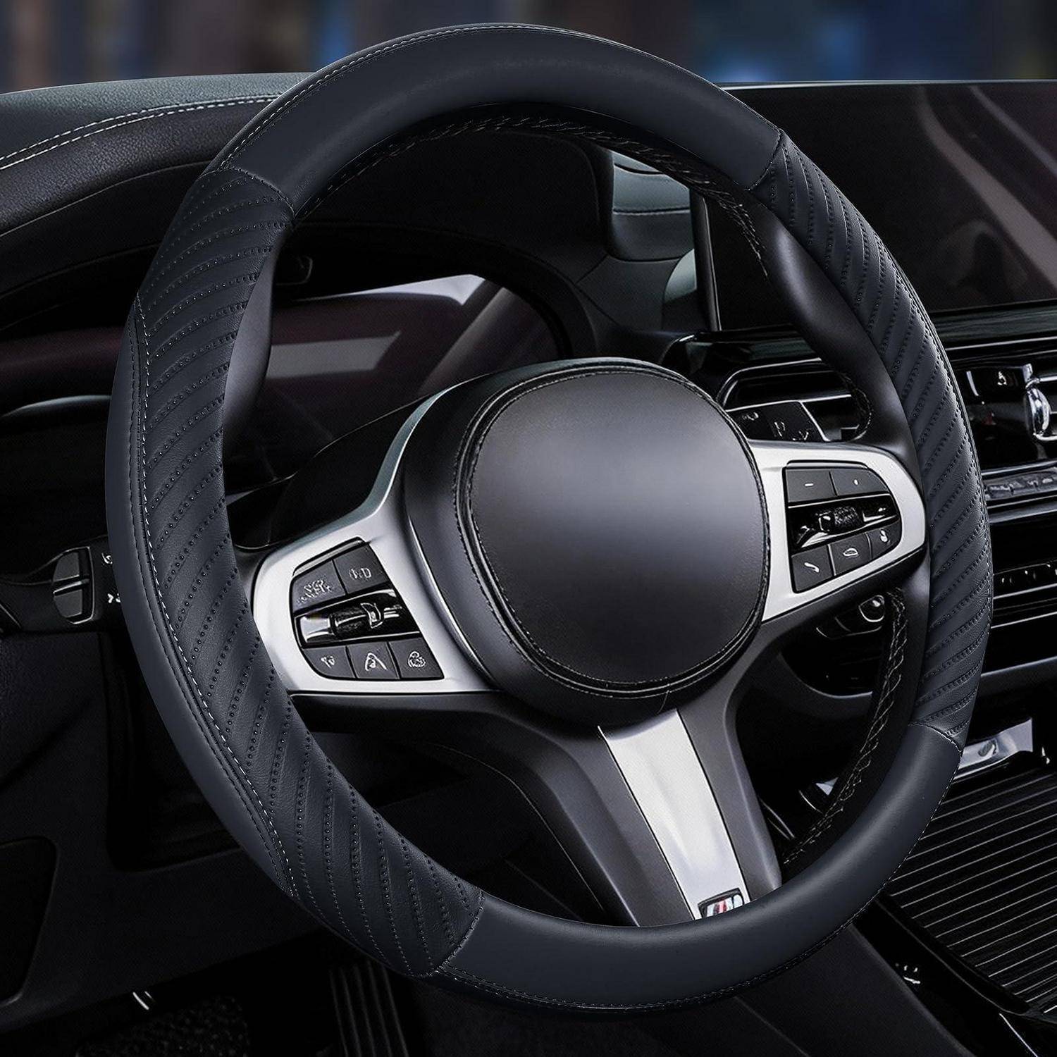 Nahaufnahme eines Luxus-Autolenkrads mit Steuertasten und einem M-Emblem, das den Fahrer-Cockpit-Dashboardbereich zeigt.