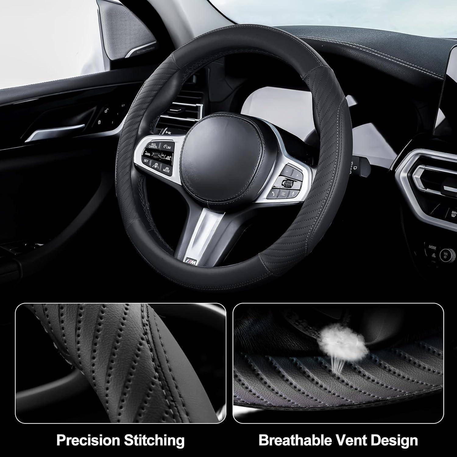 Autolenkrad mit schwarzem Lederbezug, dargestellt mit Nahaufnahmen, die präzise Nähte und atmungsaktives Belüftungsdesign hervorheben.