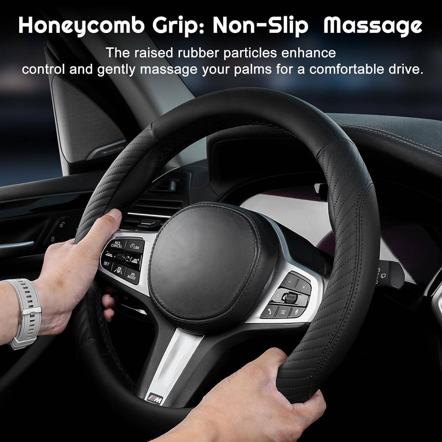 Hände greifen ein Autolenkrad mit strukturierter „Honeycomb Grip"-Abdeckung; der Text bewirbt rutschfesten Massage- und Handballenkomfort während der Fahrt.