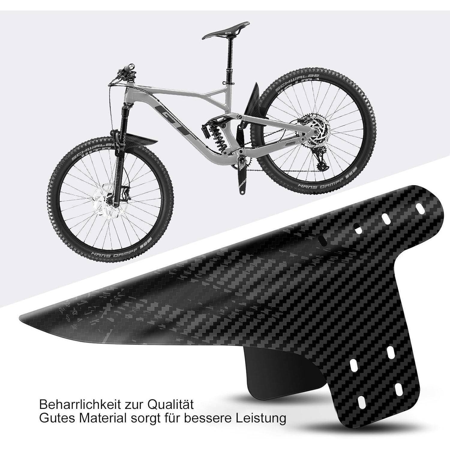 Mountainbike mit oberhalb einem Kohlefaser-Hinterradschutzblech/-Schutzblech-Einsatz mit deutschem Text, der Qualität und bessere Leistung beansprucht.