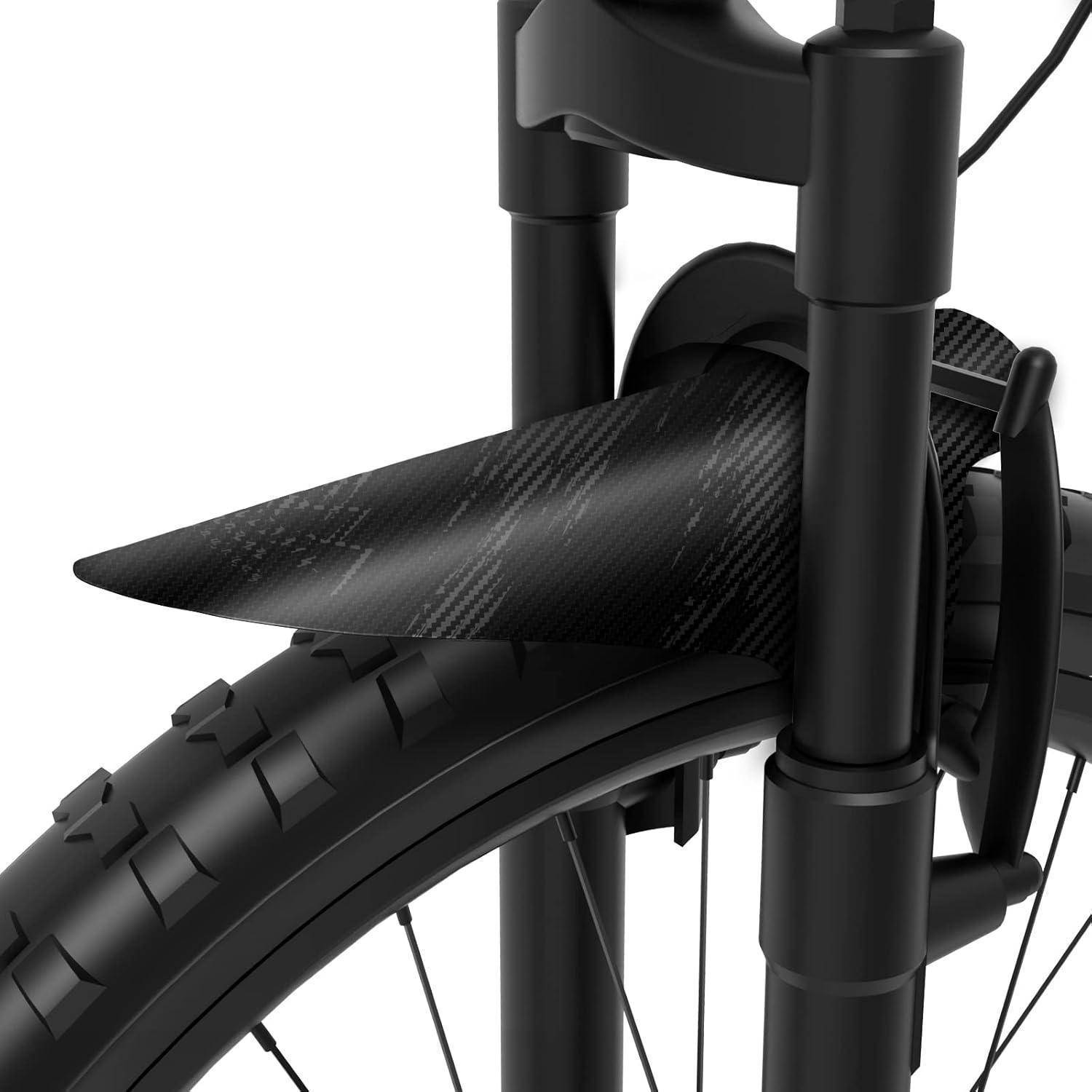 Nahaufnahme eines Fahrradvorderrads mit einer Kohlefaser-Schutzblech, das über dem Reifen und der Gabel montiert ist.