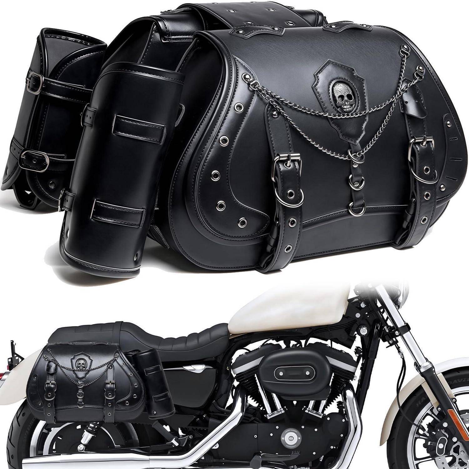 Schwarze Ledermotorrad-Satteltasche, die an einem Motorrad angebracht ist, mit Totenkopf-Emblem, Ketten, Riemen und einem gekrümmten Hartschalen-Design.