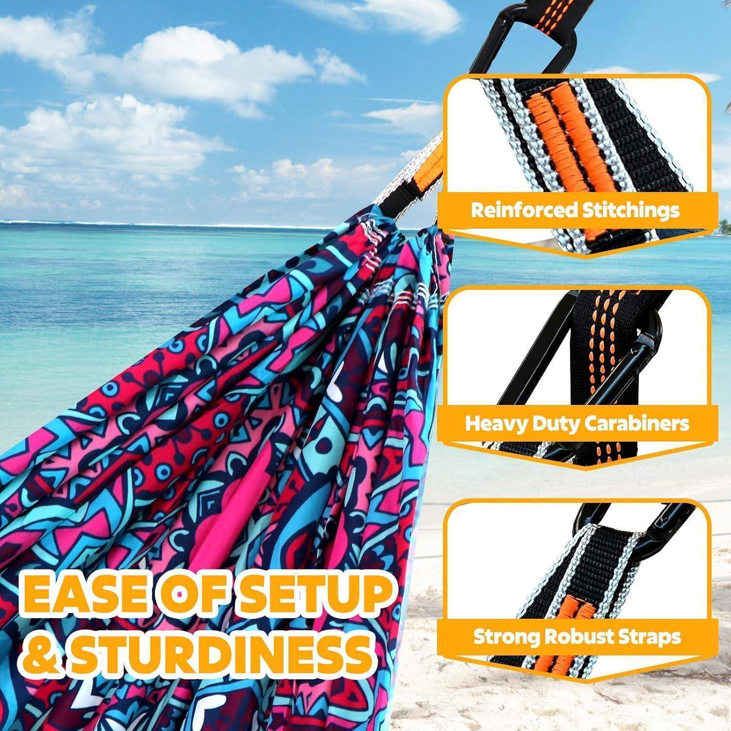 Bunte Hängematte am Strand mit Beschriftungen, die einfache Montage und Stabilität hervorheben, verstärkte Nähte, robuste Karabiner und starke, belastbare Gurte.