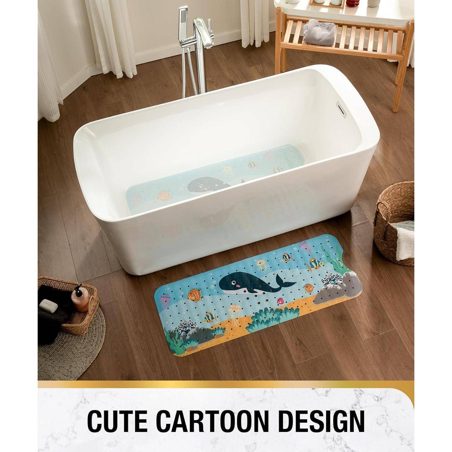 Freistehende weiße Badewanne mit einer ozeanisch gestalteten Badmatte in einem gemütlichen Badezimmer; das Bild enthält den Text „SÜSSES CARTOON-DESIGN
