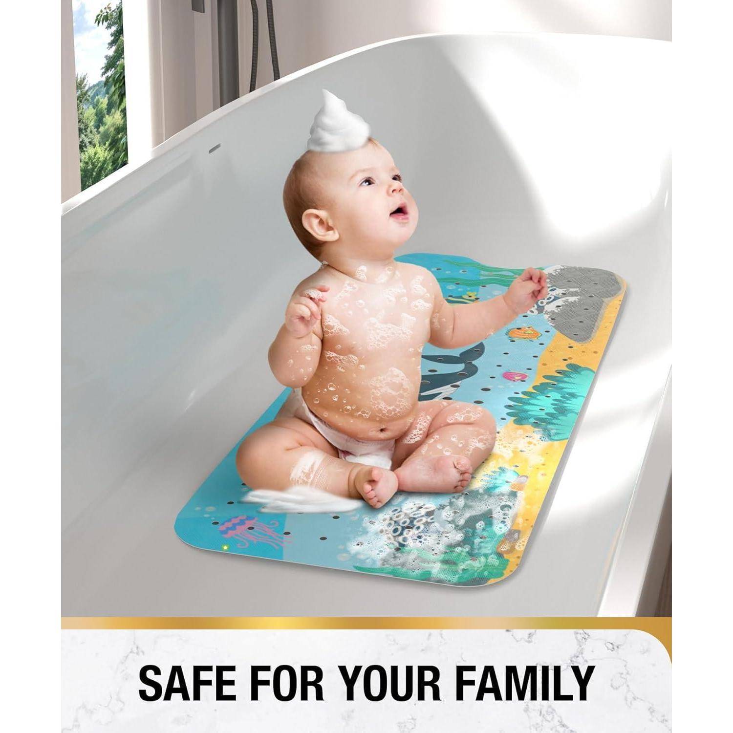 Baby sitzt in einer Badewanne mit Seife auf dem Kopf, dargestellt über dem Text 