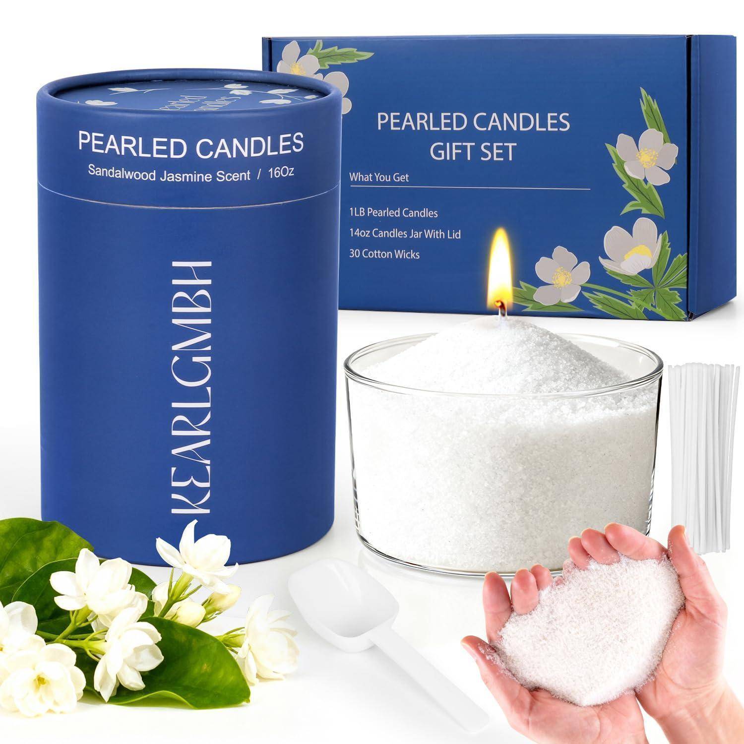 Blaugelüsterte Kerzen-Geschenkset mit Sandelholz-Jasmin-Duft, Glas, Baumwollbürsten, Wachsperlen, Flamme, Blüten und Händen, die Wachsperlen halten.