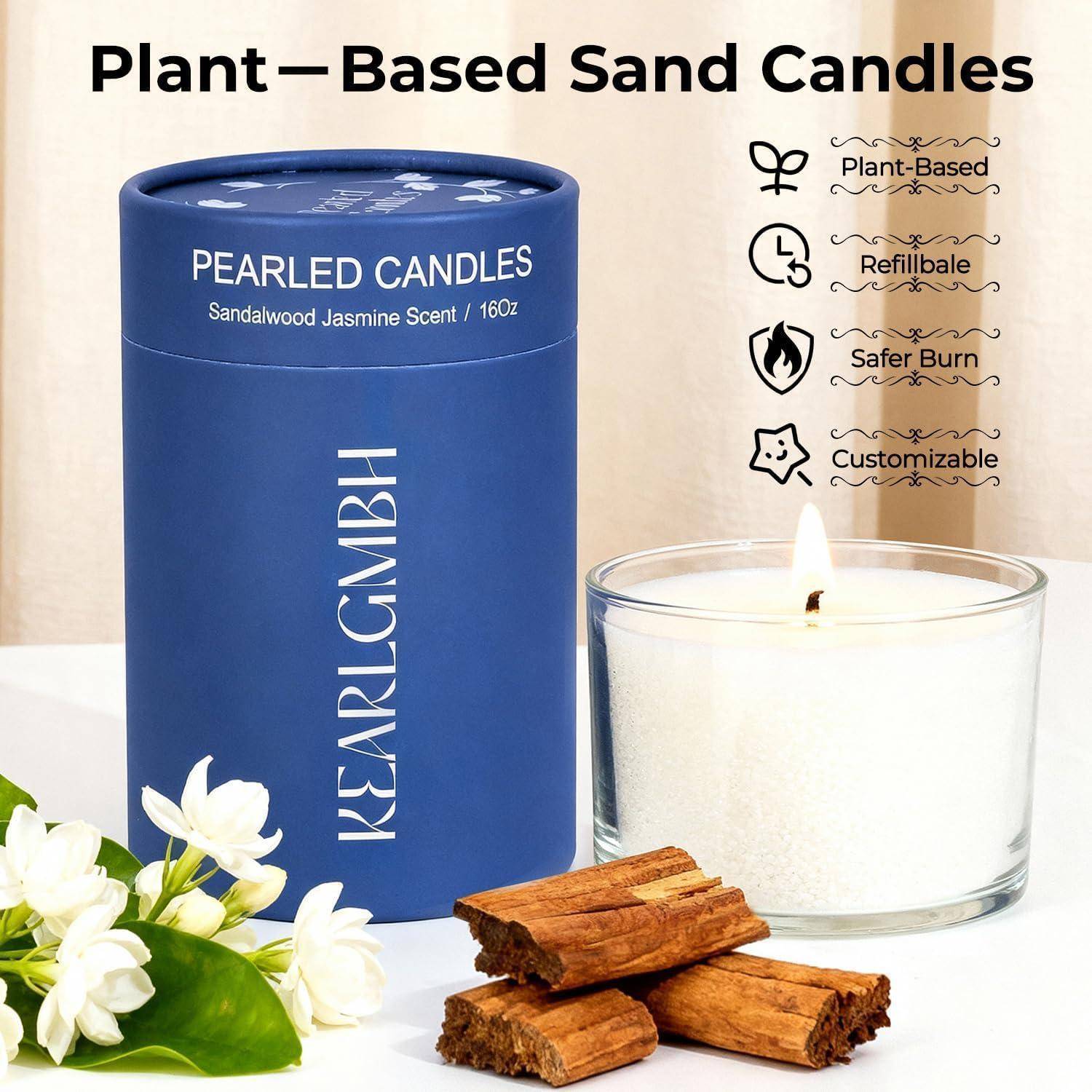 Produktanzeige für pflanzliche Sandkerzen: Perlierte Kerzen in Sandelholz-Jasmin-Duft, mit nachfüllbarem, sichereren Brennverhalten und anpassbarem Glaskerzenbehälter neben einer blauen Verpackung und Blumen.