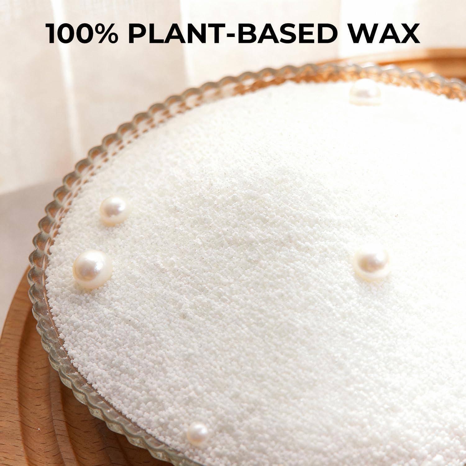 Nahaufnahme einer weißen Kerze oder Wachsoberfläche in einer gerippten Glasschale, umgeben von Perlen; der Text lautet „100% PFLANZLICHES WAX
