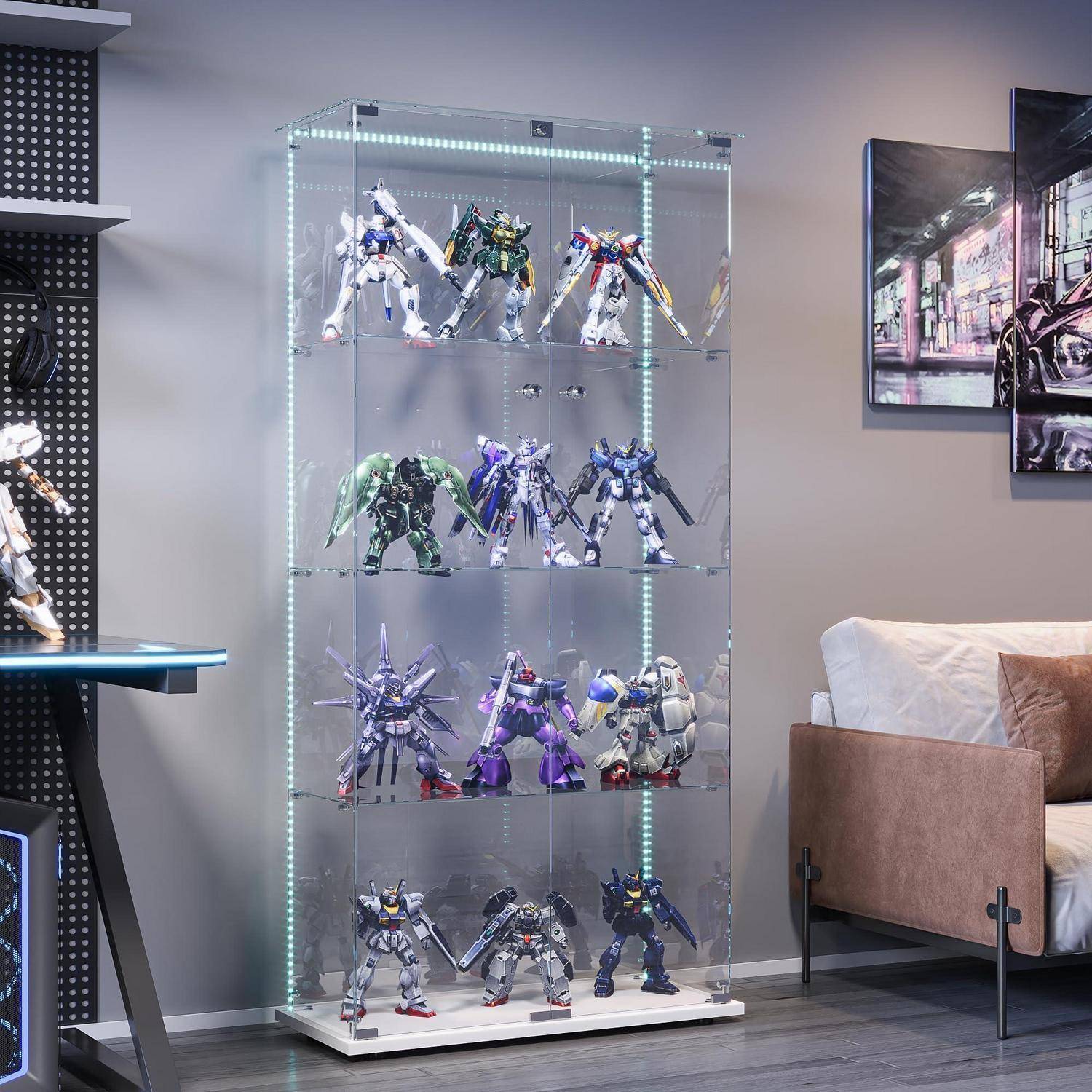 LED-beleuchteter Glaukasten gefüllt mit mehreren Gundam-Modellfigu­ren in einem Wohnzimmer.