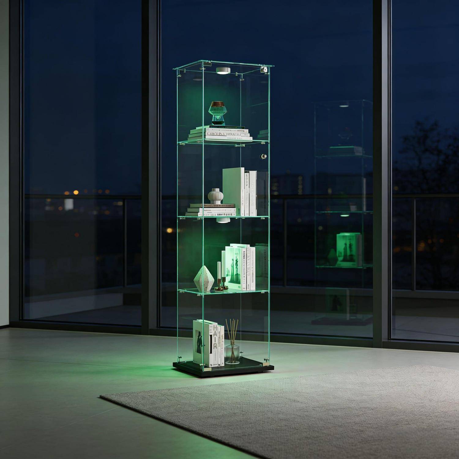 Hohes Glasausstellungsschrank mit Büchern, Dekoobjekten und einer Vase, beleuchtet mit grünem Licht in einem modernen Raum nachts.