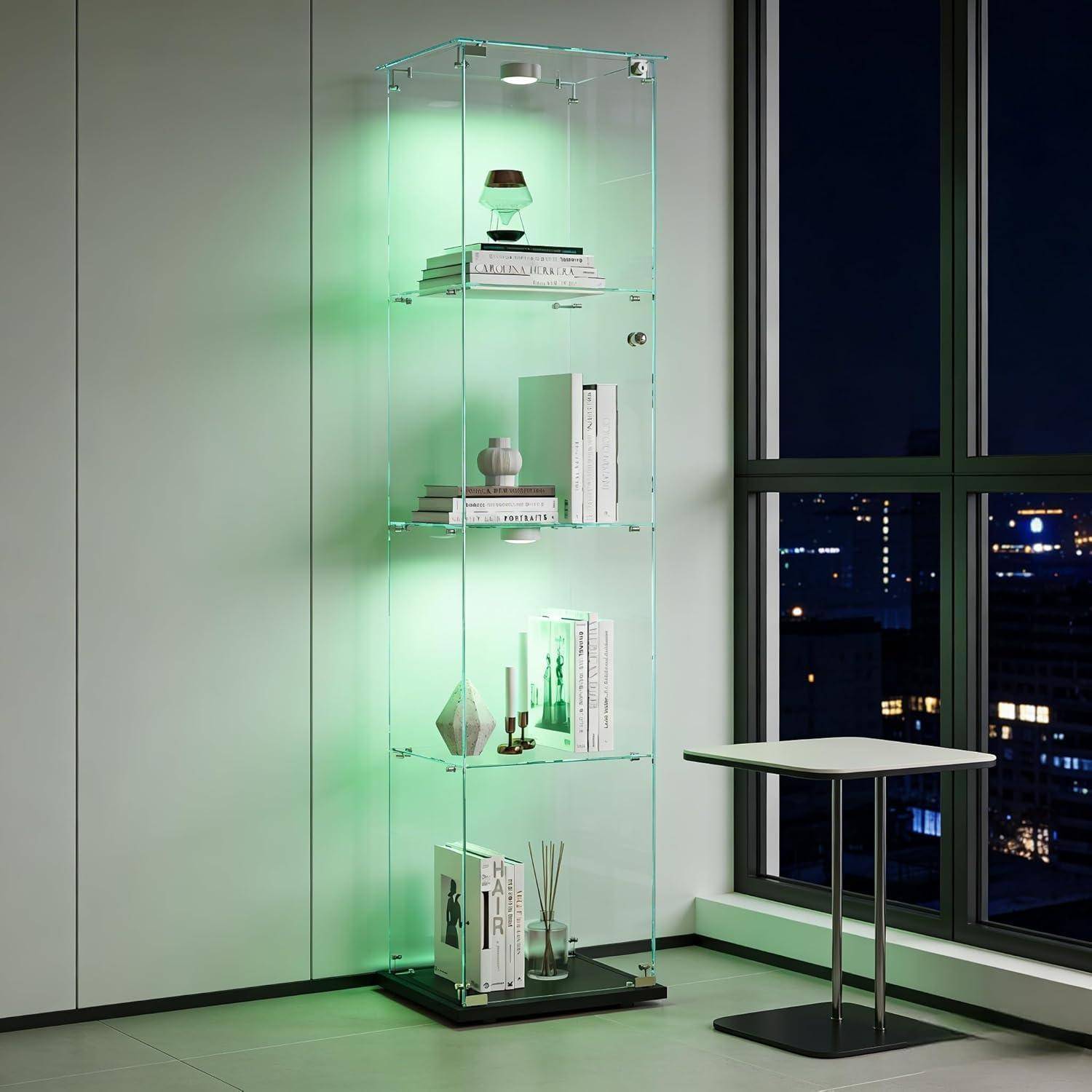 Glasvitrine mit Regalen und grüner Beleuchtung neben einem Fenster in der Nacht, mit Büchern, Dekoration und kleinen Objekten gefüllt.
