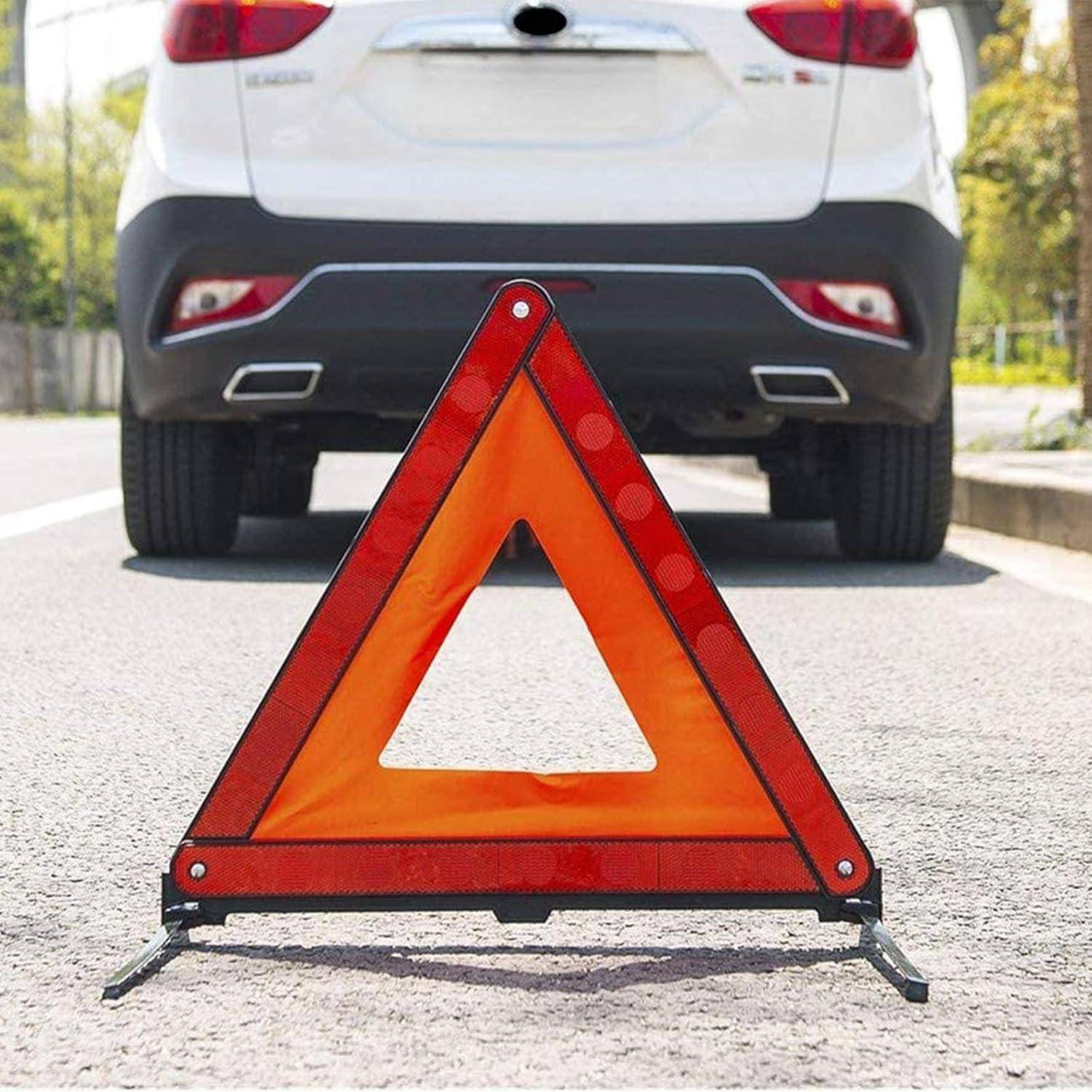 Warndreieck auf der Straße hinter einem stehenden weißen Auto, das eine Pannenliege oder Gefahr am Straßenrand anzeigt.